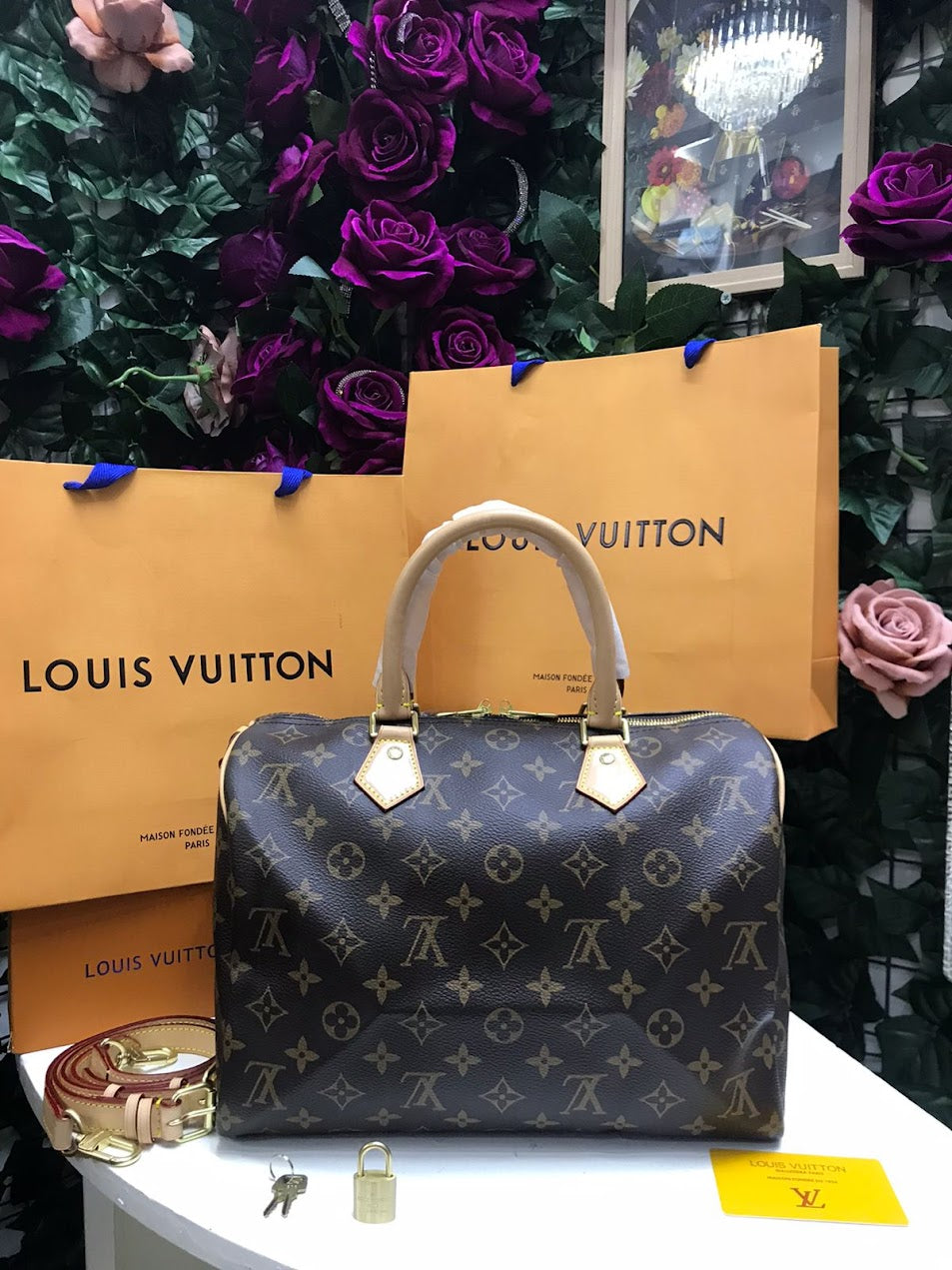 Louis Vuitton Cafe Bordados en Costado Piel