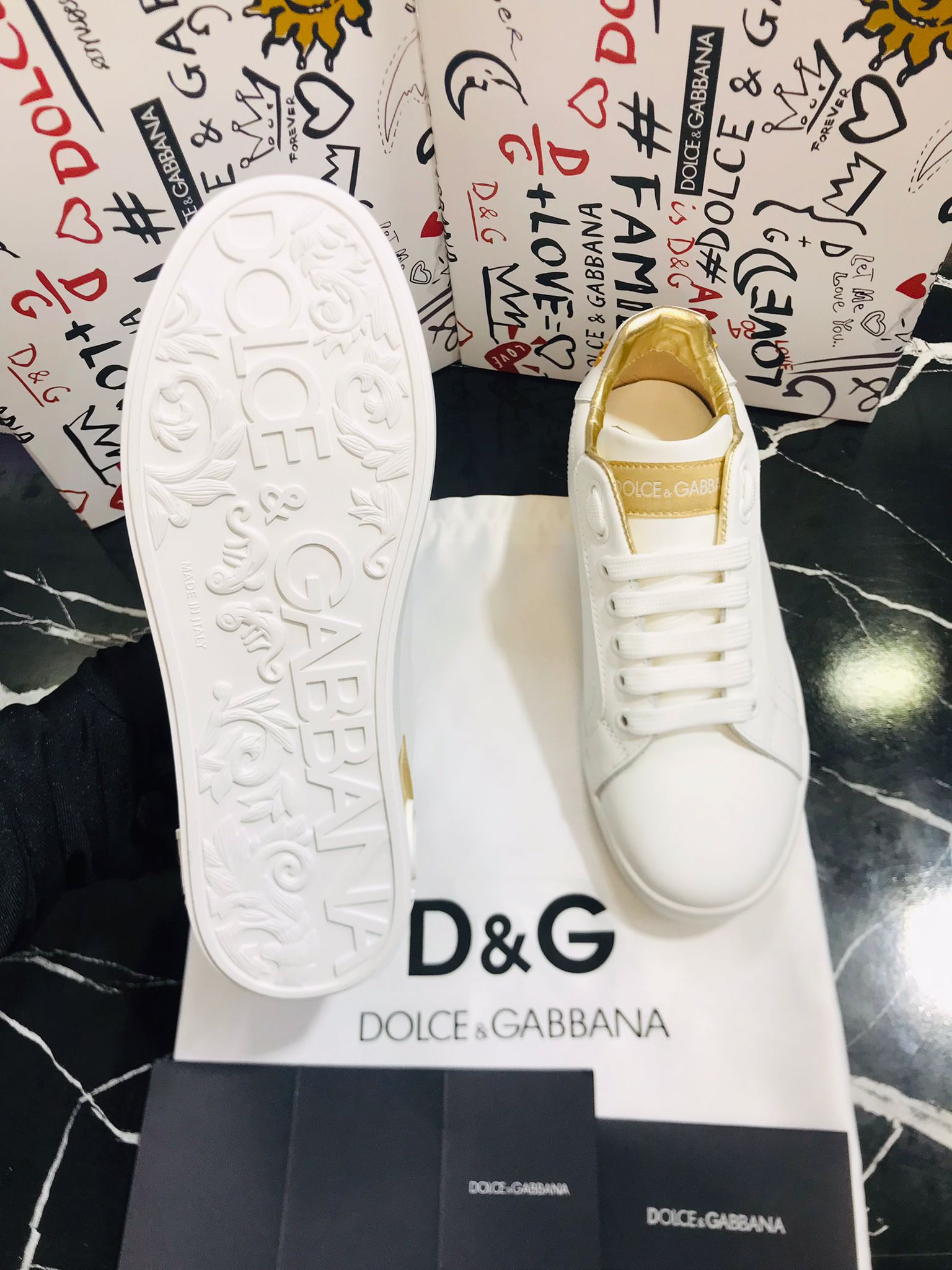 Dolce Gabbana Tenis Blancos con dorado