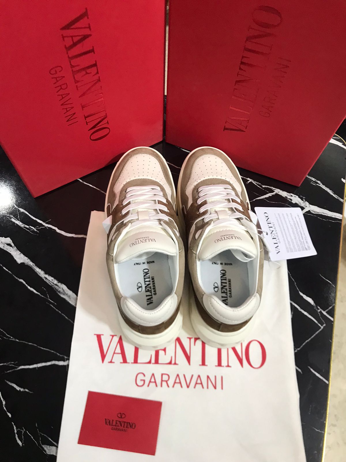 Valentino tenis casual color café Caballero