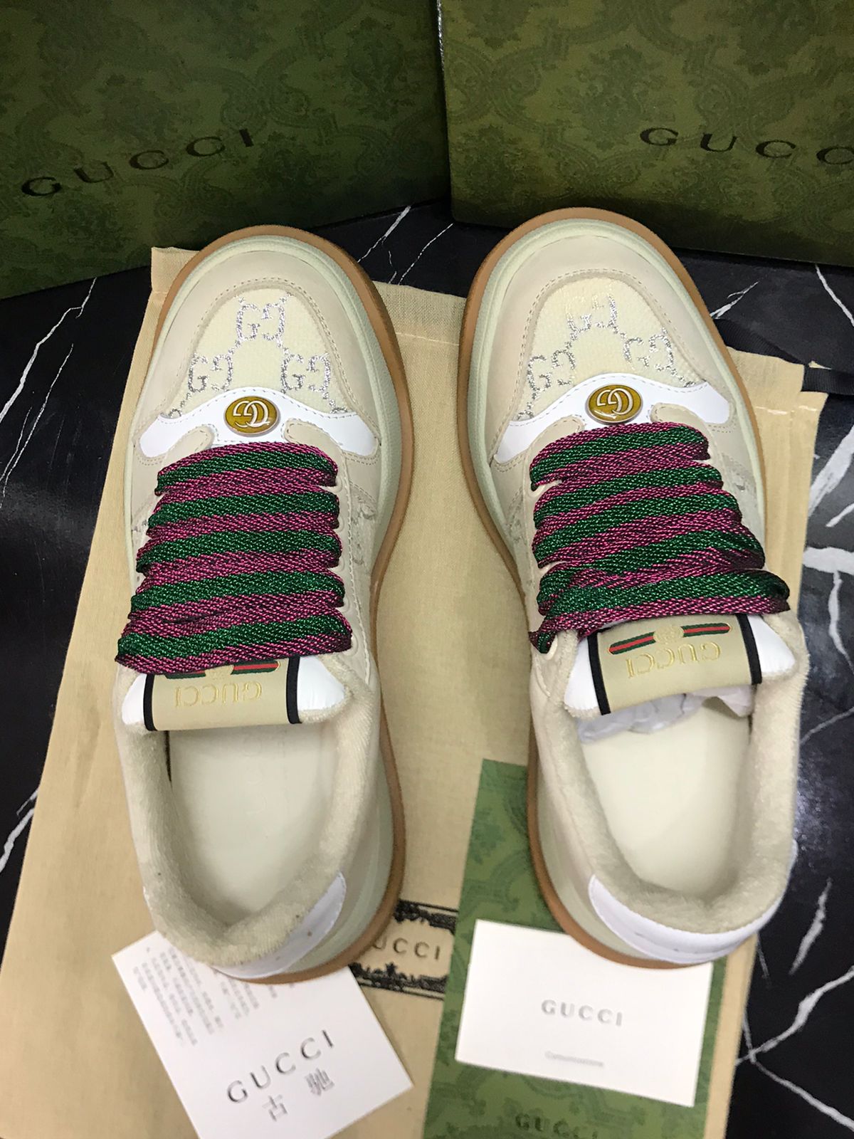 Gucci tenis café estilo casual