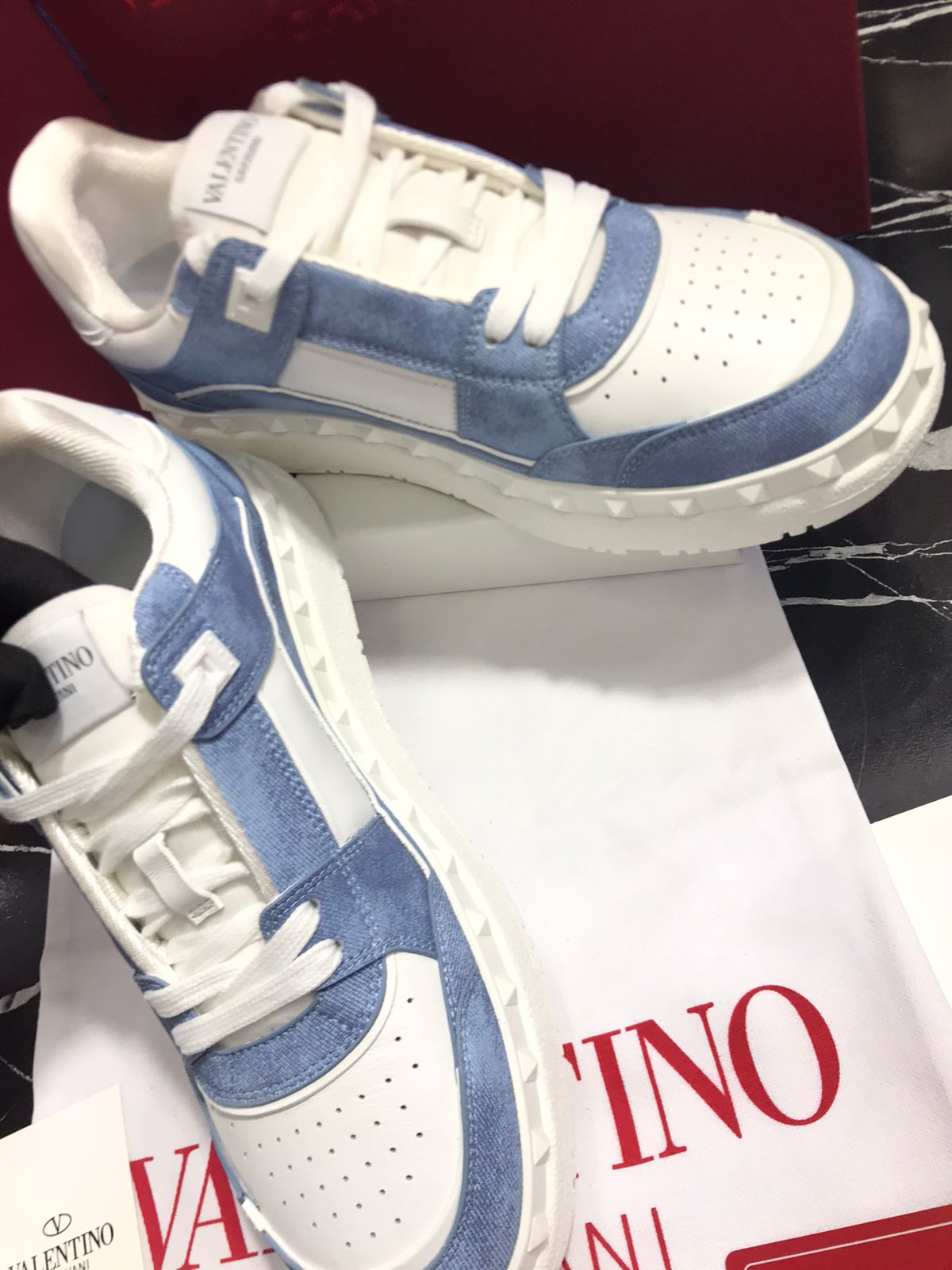 Valentino tenis color blancos con azul Caballero