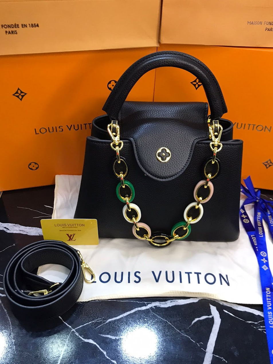 Louis Vuitton Broche  dorado Negra Piel