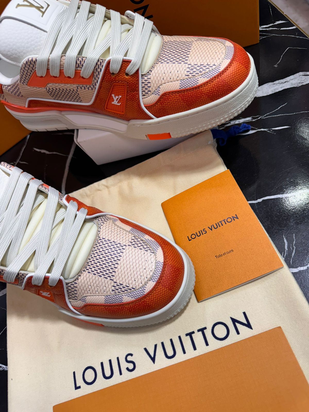 Louis Vuitton tenis blanco con naranja Caballero