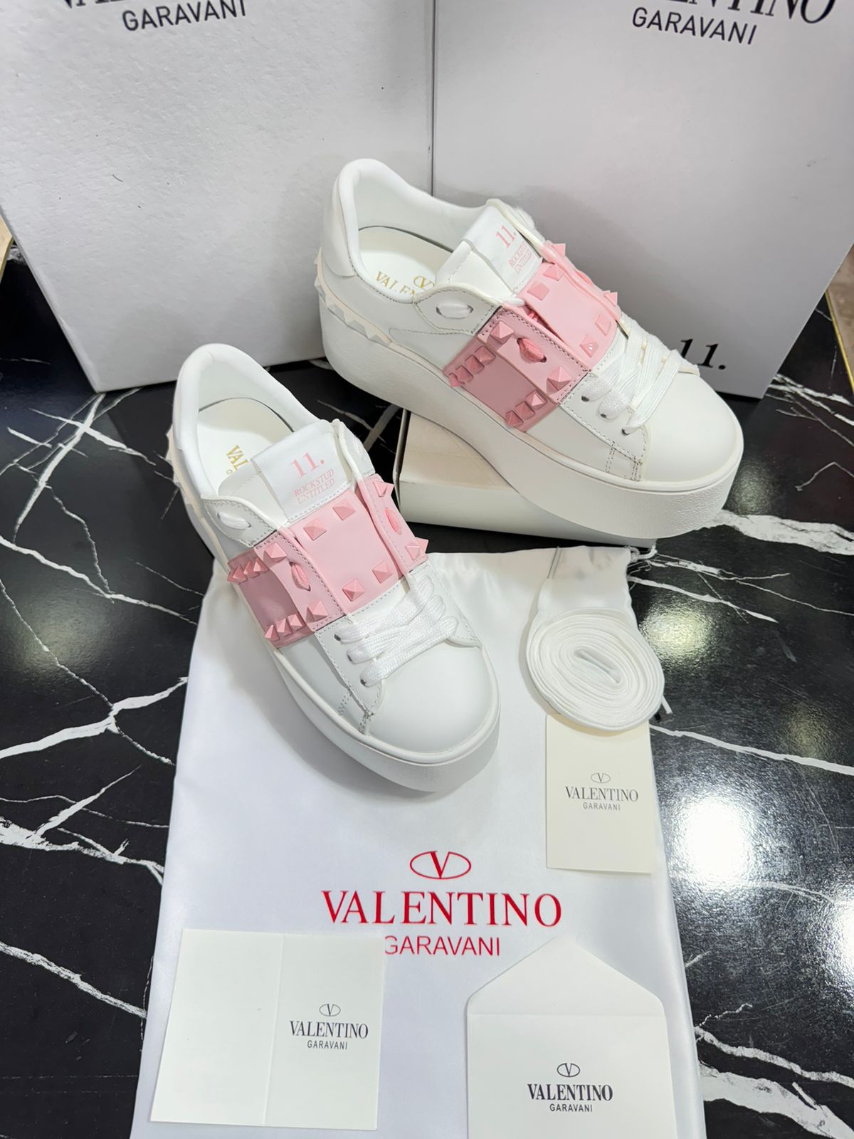 Valentino zapatos blacos con rosa