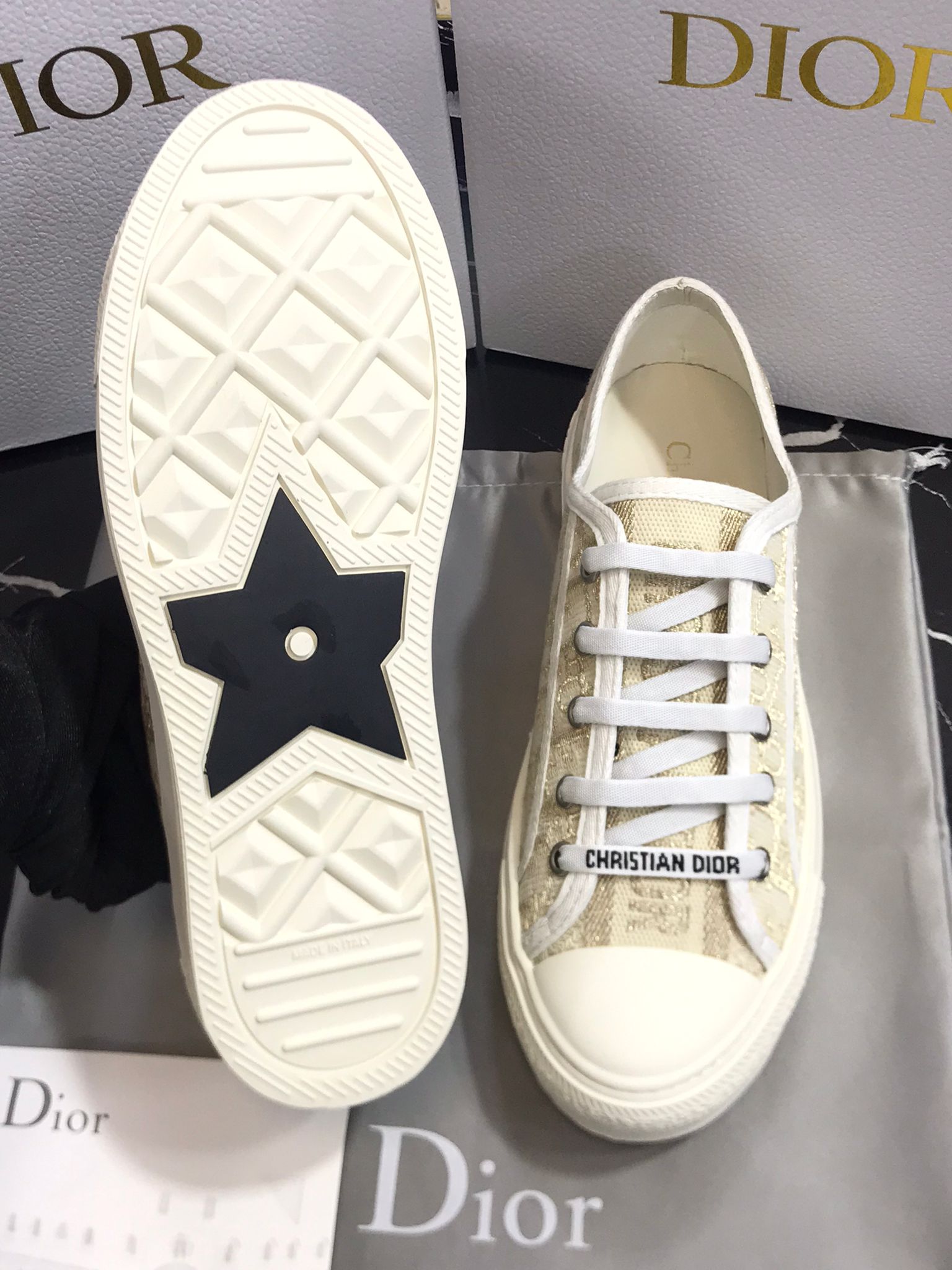 Christian Dior Tenis color crema