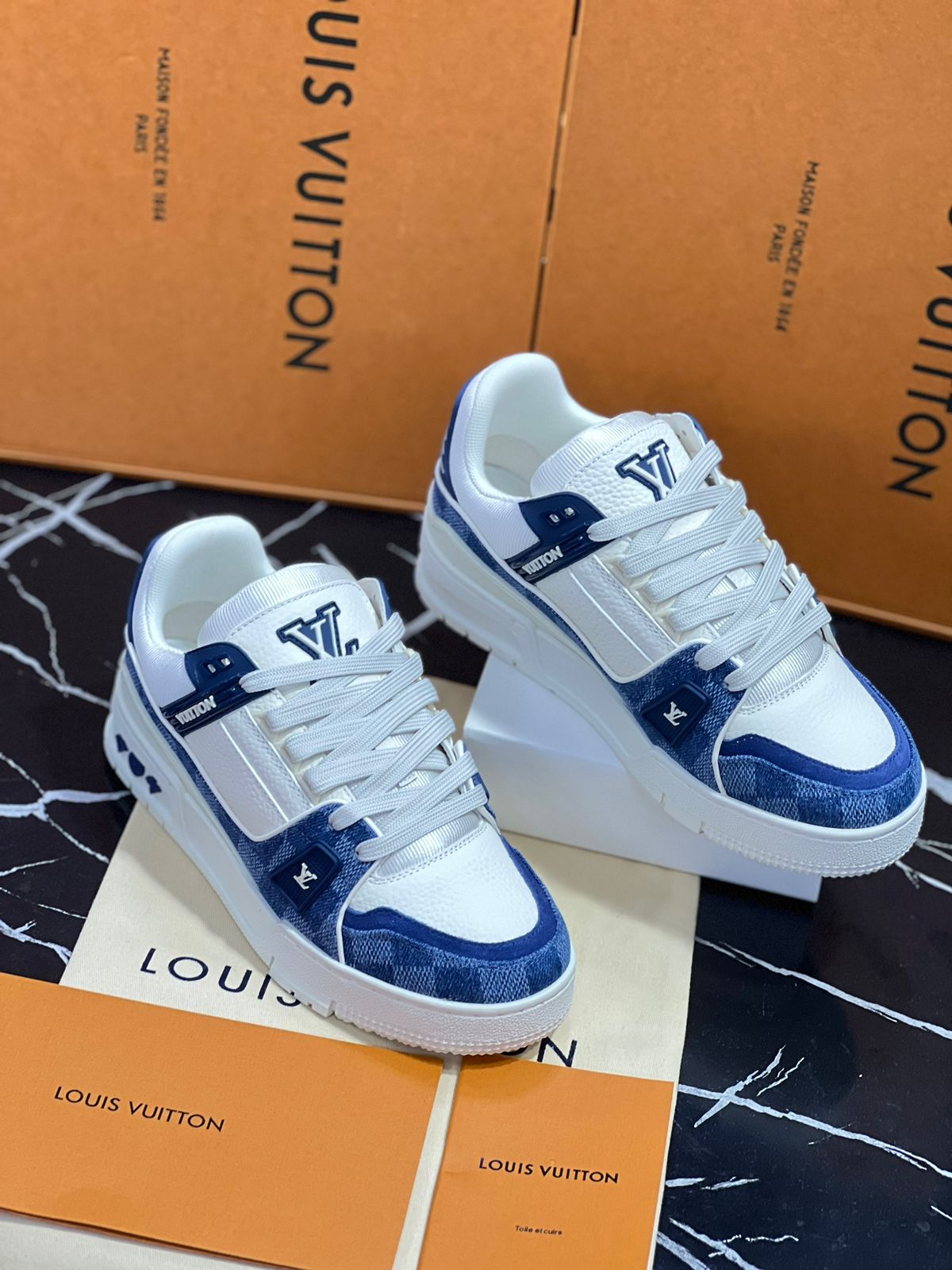 Louis Vuitton Tenis blancos con azul