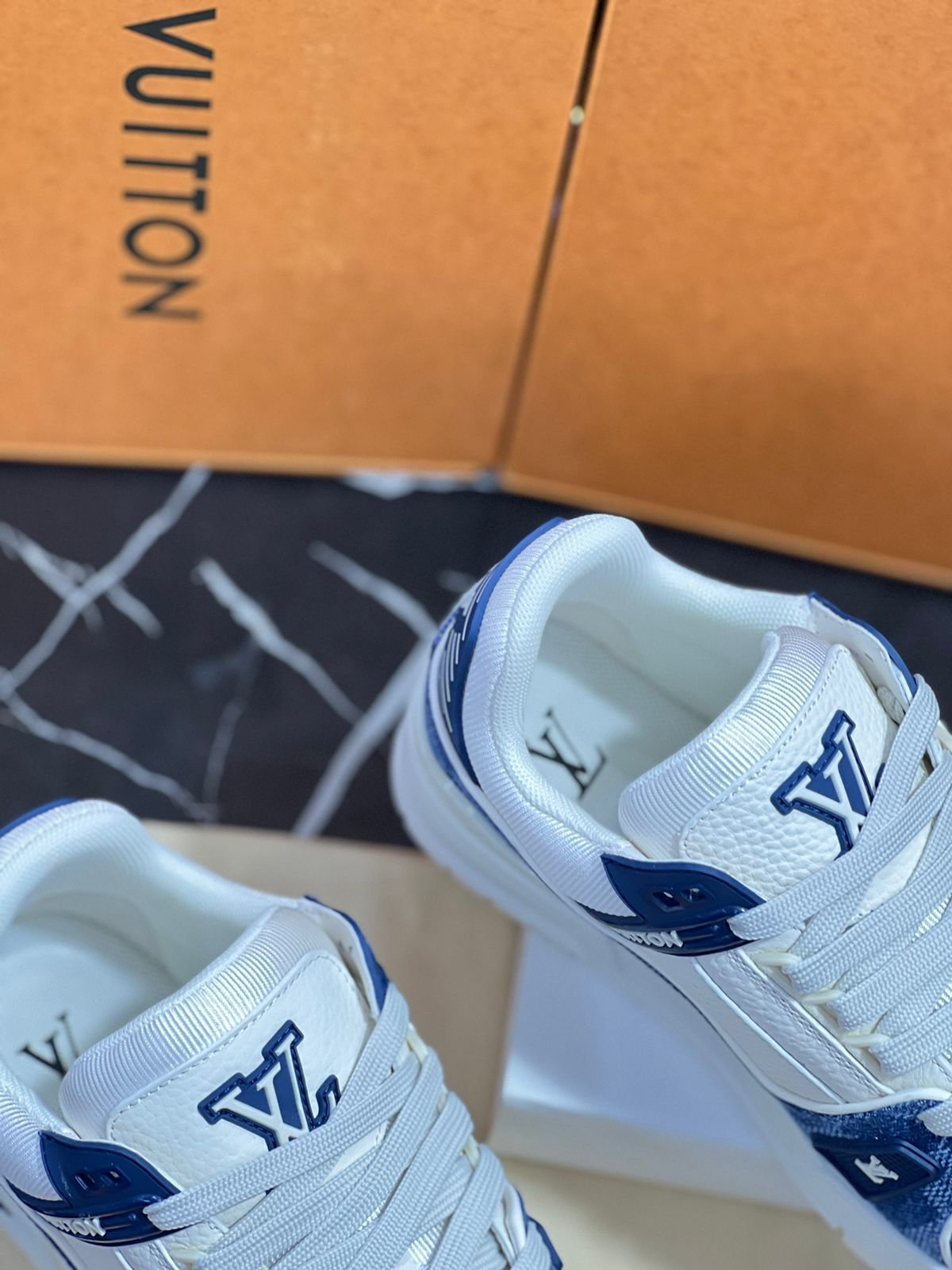 Louis Vuitton Tenis blancos con azul