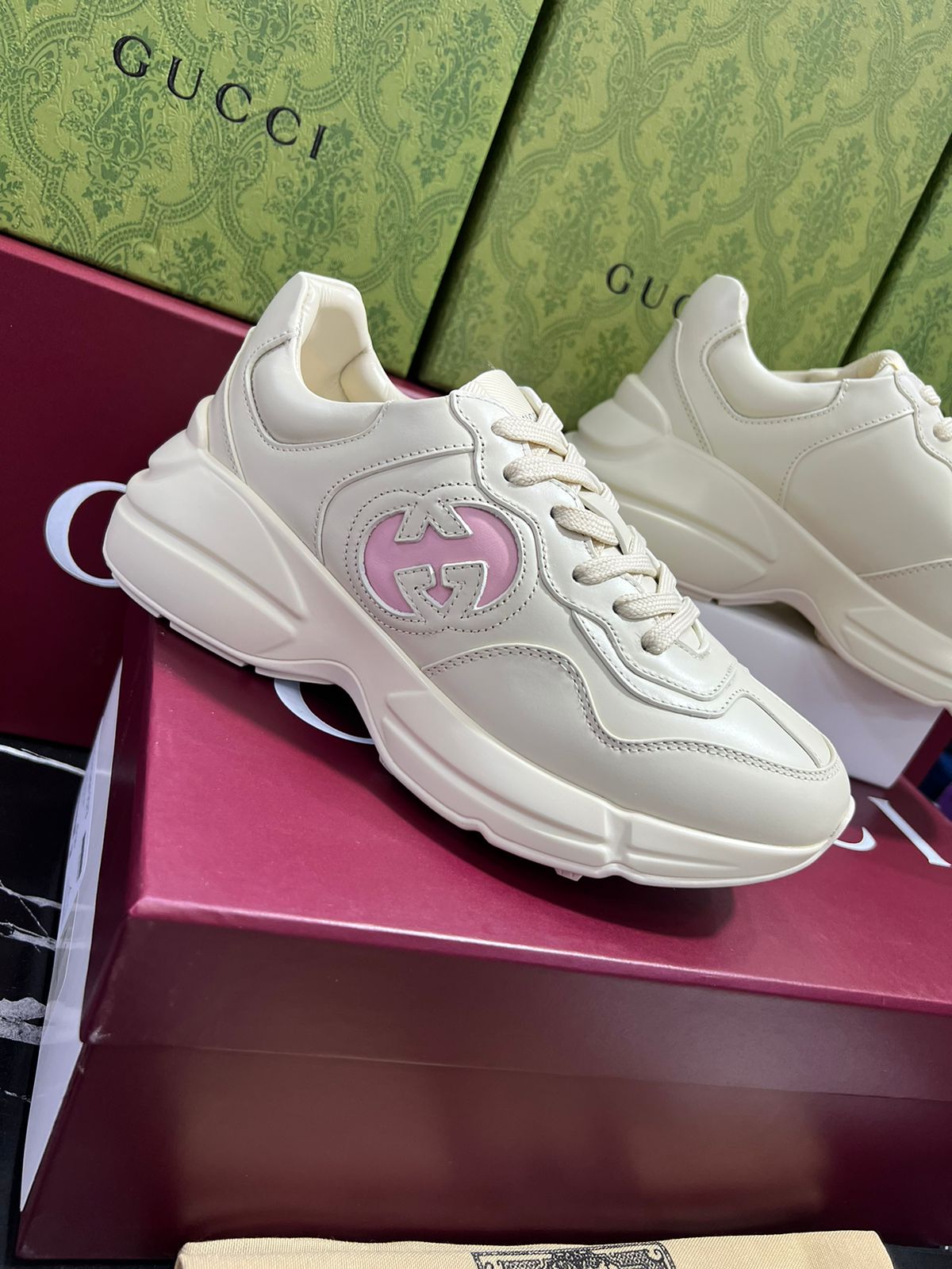 Gucci Tenis color blancos con rosa