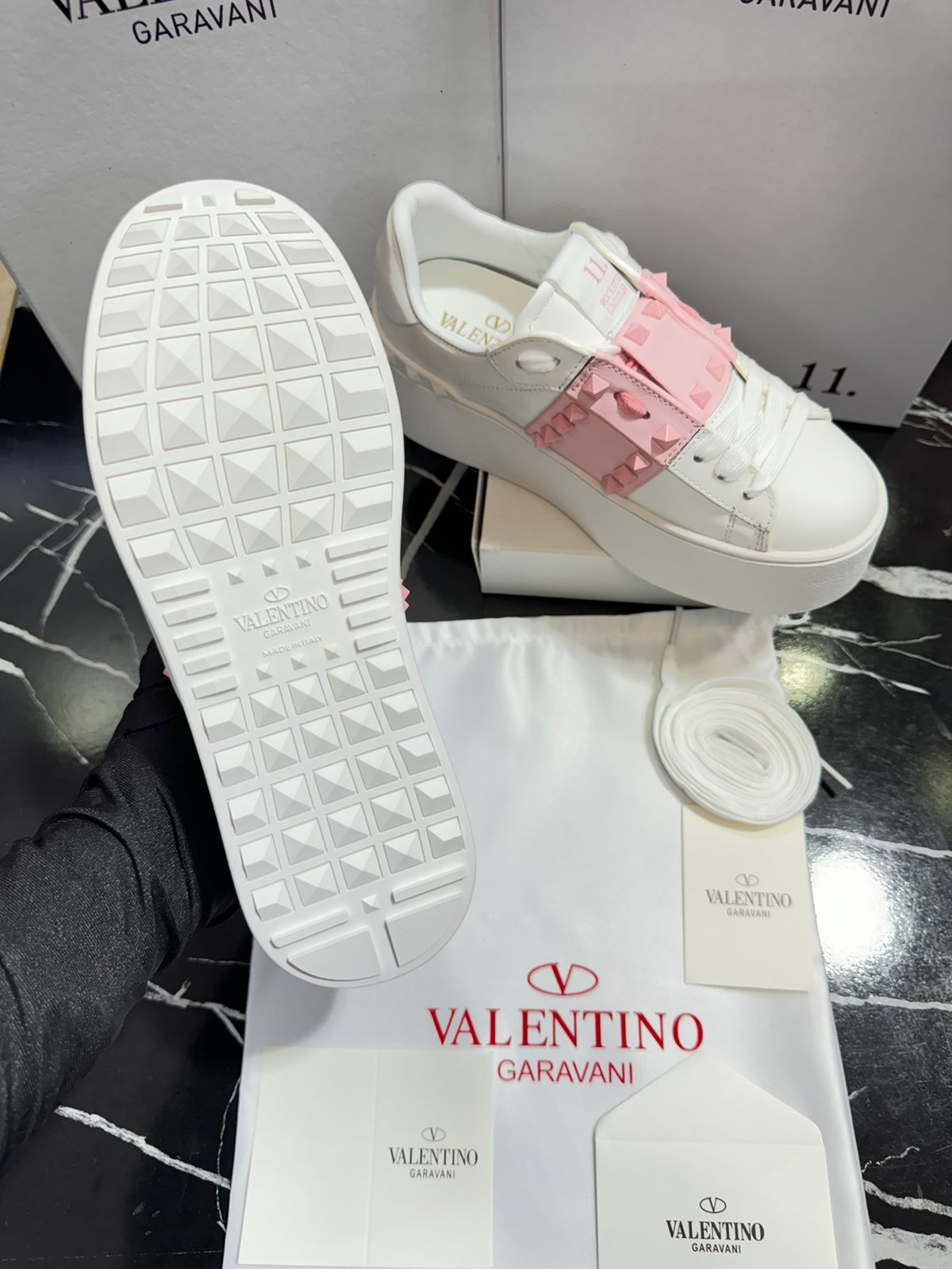 Valentino zapatos blacos con rosa