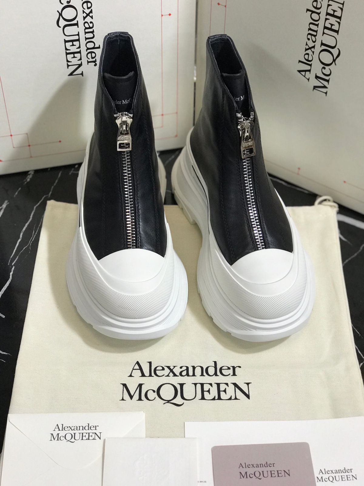 Alexander Mc Queen botin blanco con negro