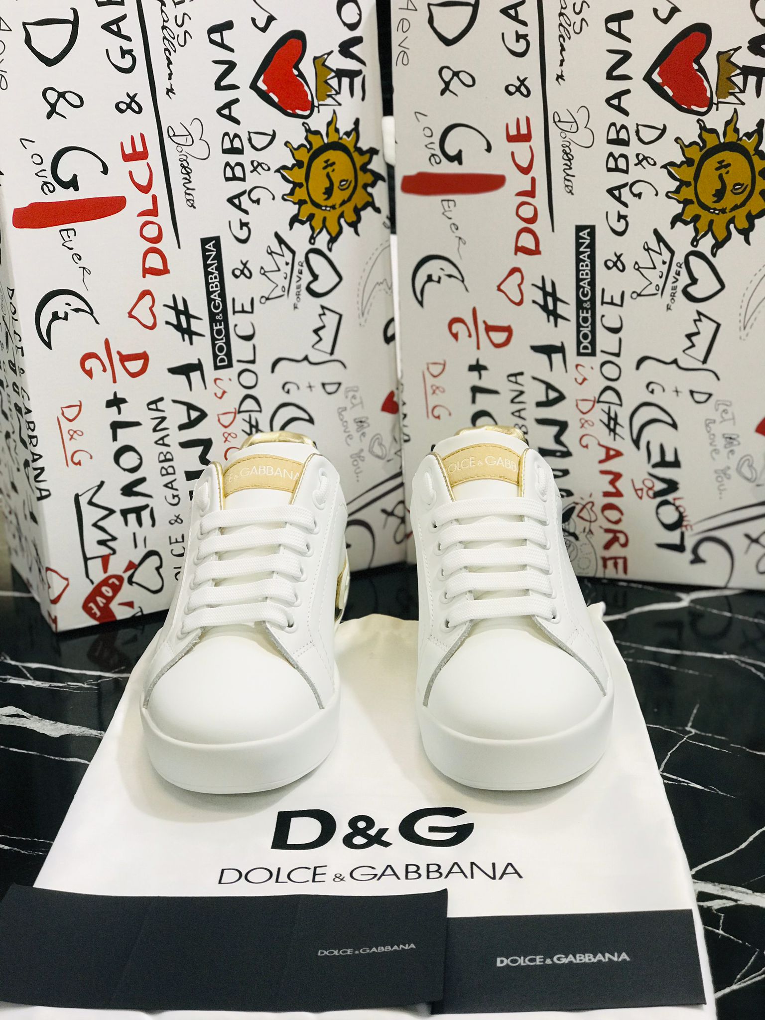 Dolce Gabbana Tenis Blancos con dorado