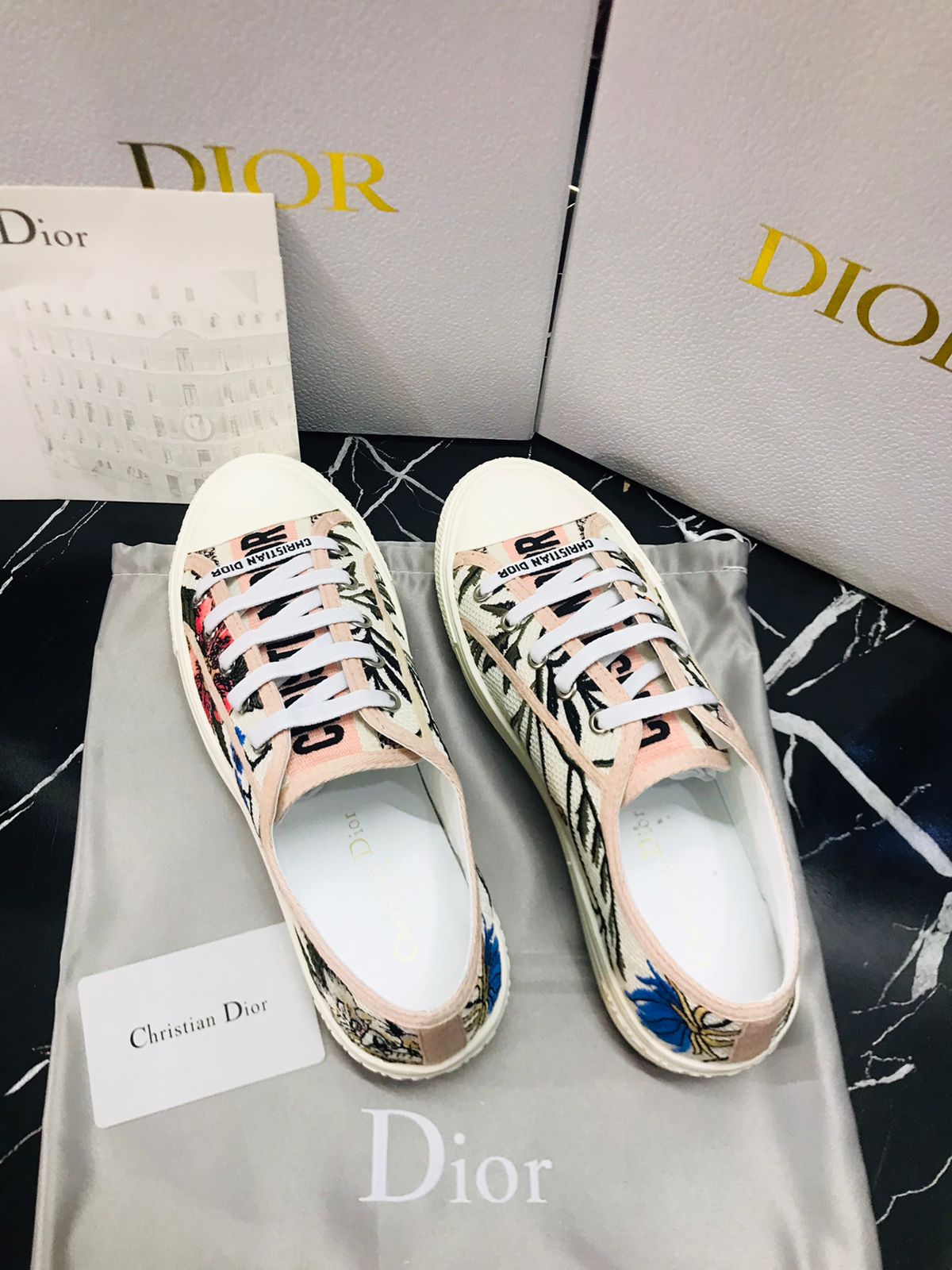 Christian Dior Tenis con texturas de flores