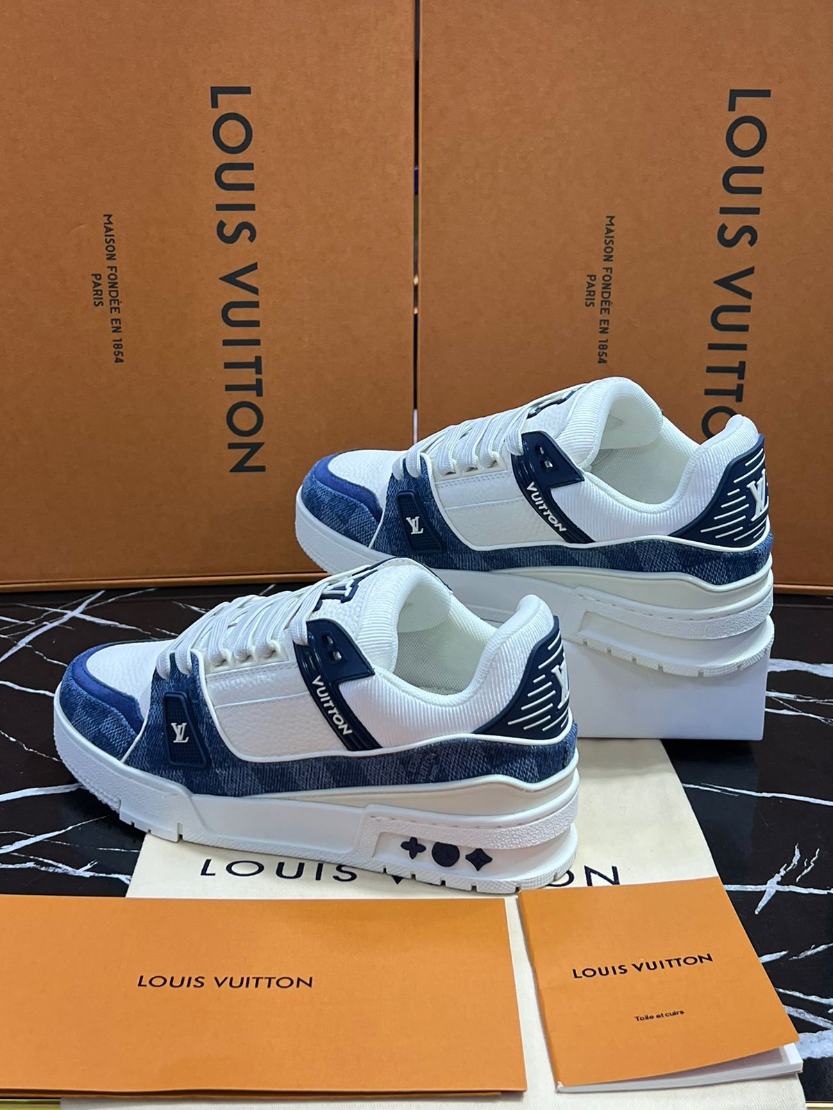 Louis Vuitton Tenis blancos con azul