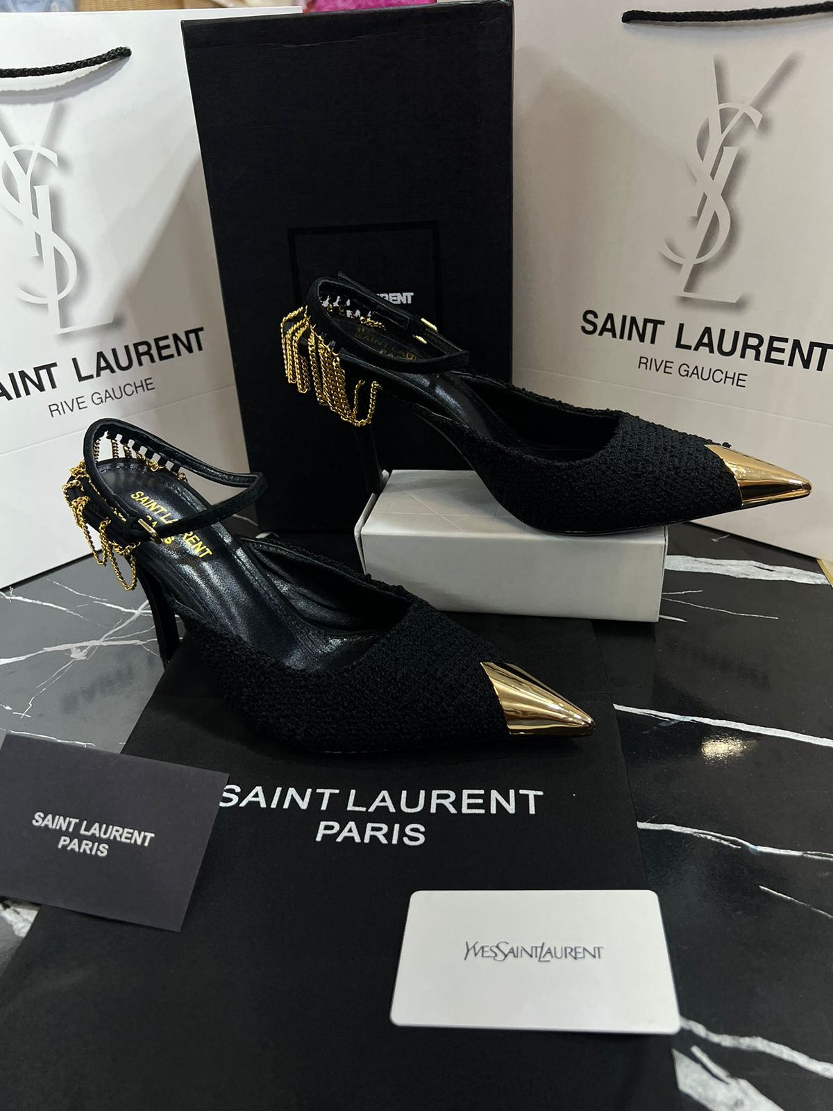 Saint Laurent YSL tacones negros con dorado