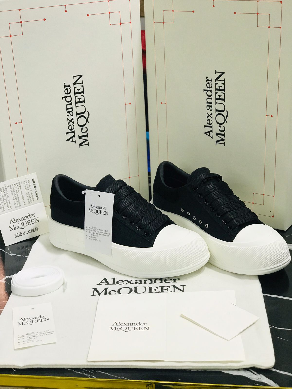 Tenis Alexander Mc Queen blancos con negro