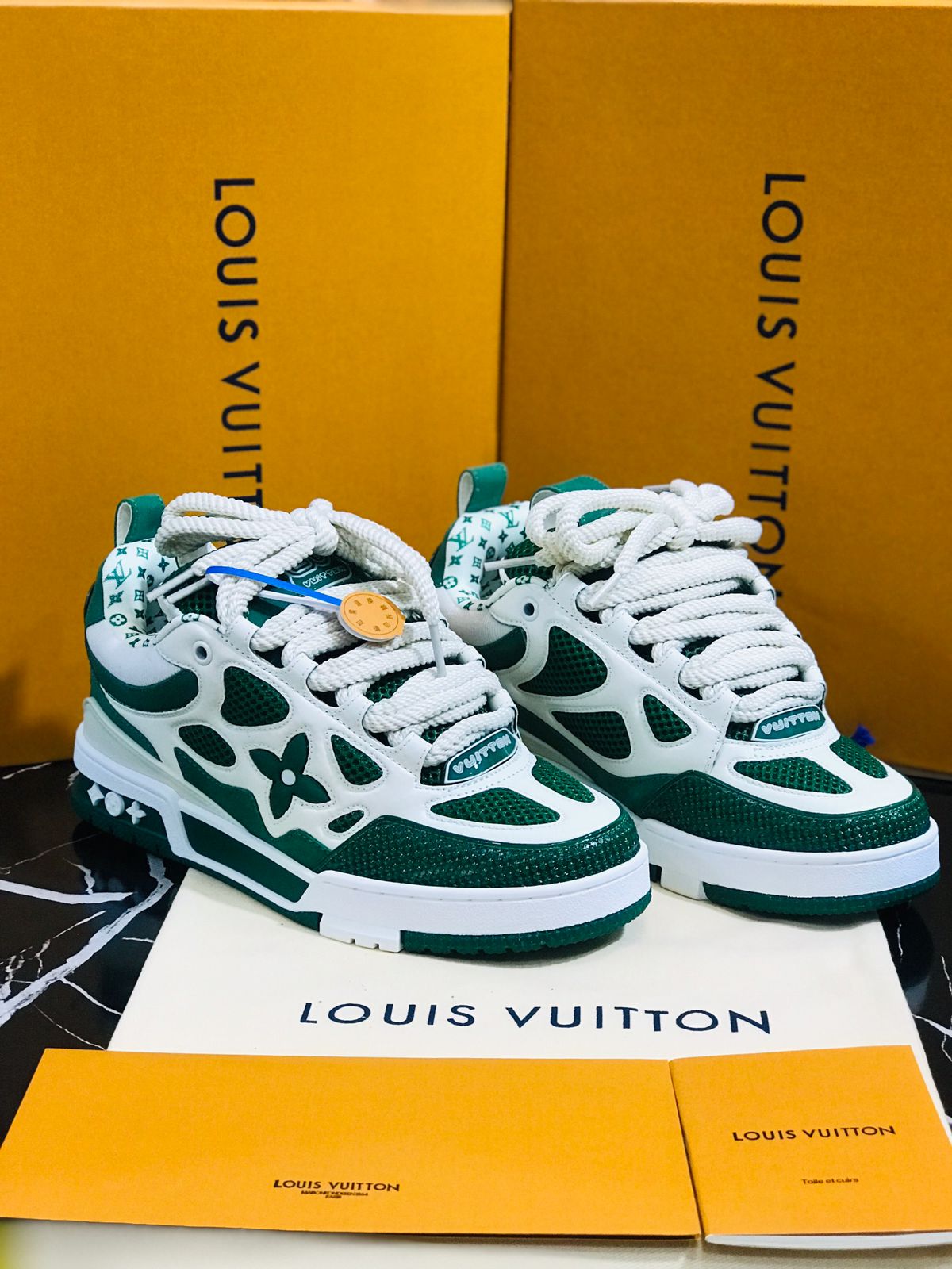 Louis Vuitton Tenis blancos con verde Caballero