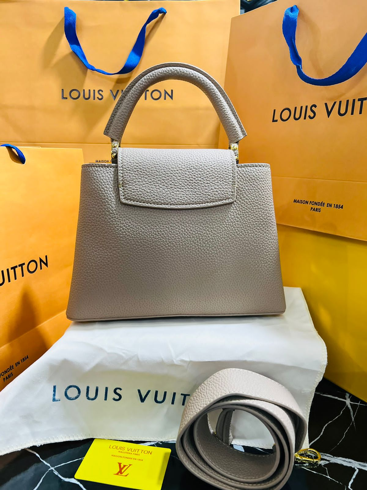 Louis Vuitton Capucine Beige Piel