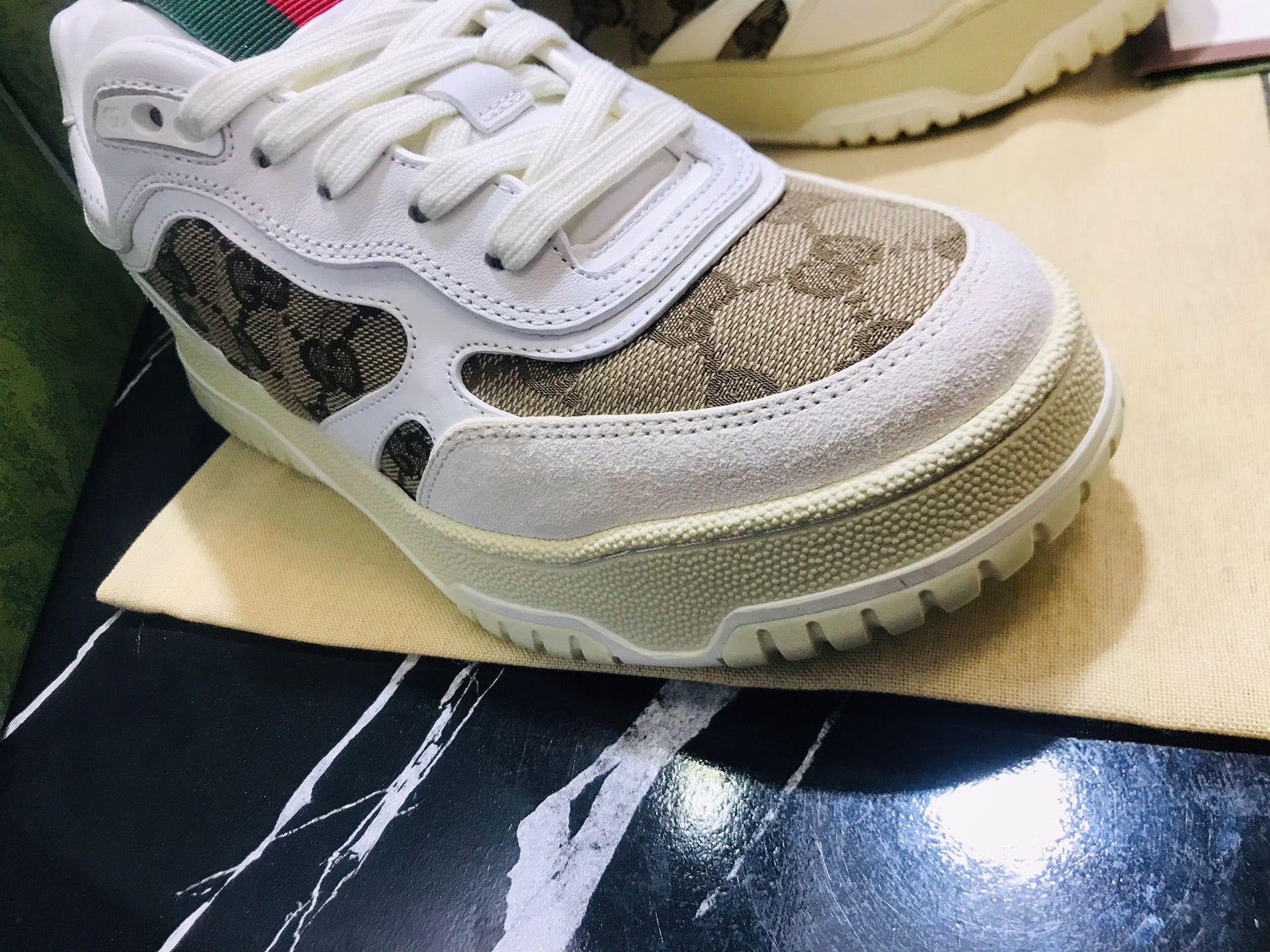 Gucci Tenis color blancos