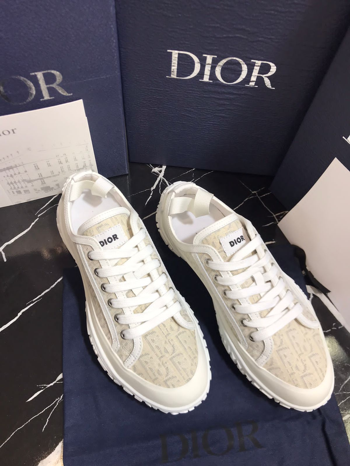 Christian Dior color crema Caballero