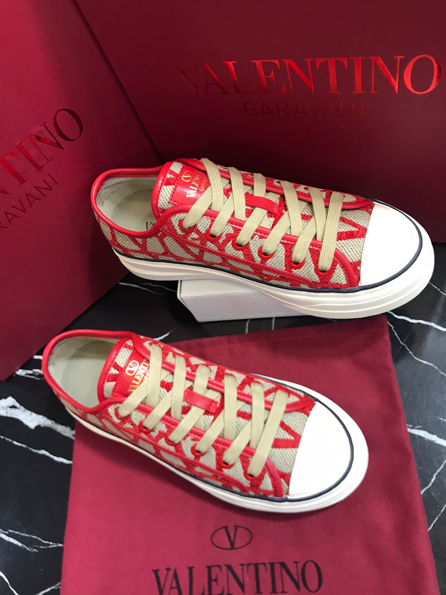 valentino tenis rojos