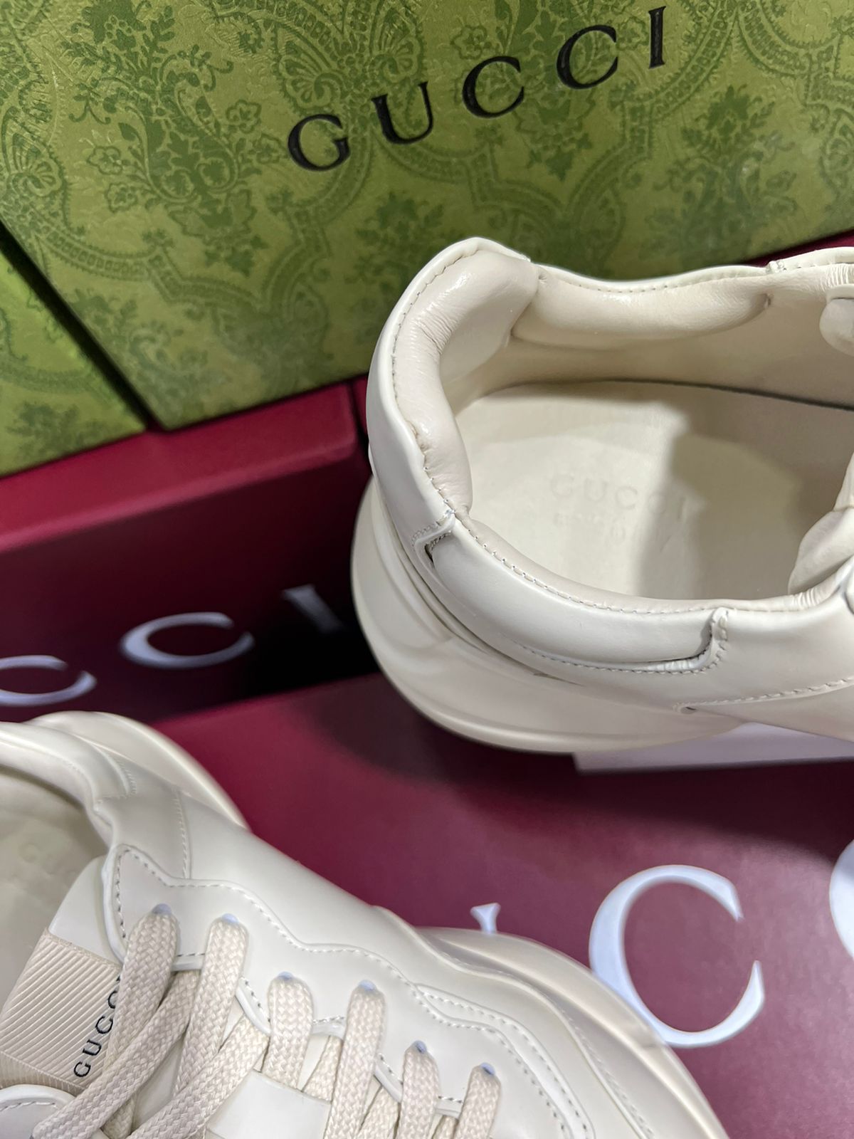 Gucci Tenis color blancos con rosa