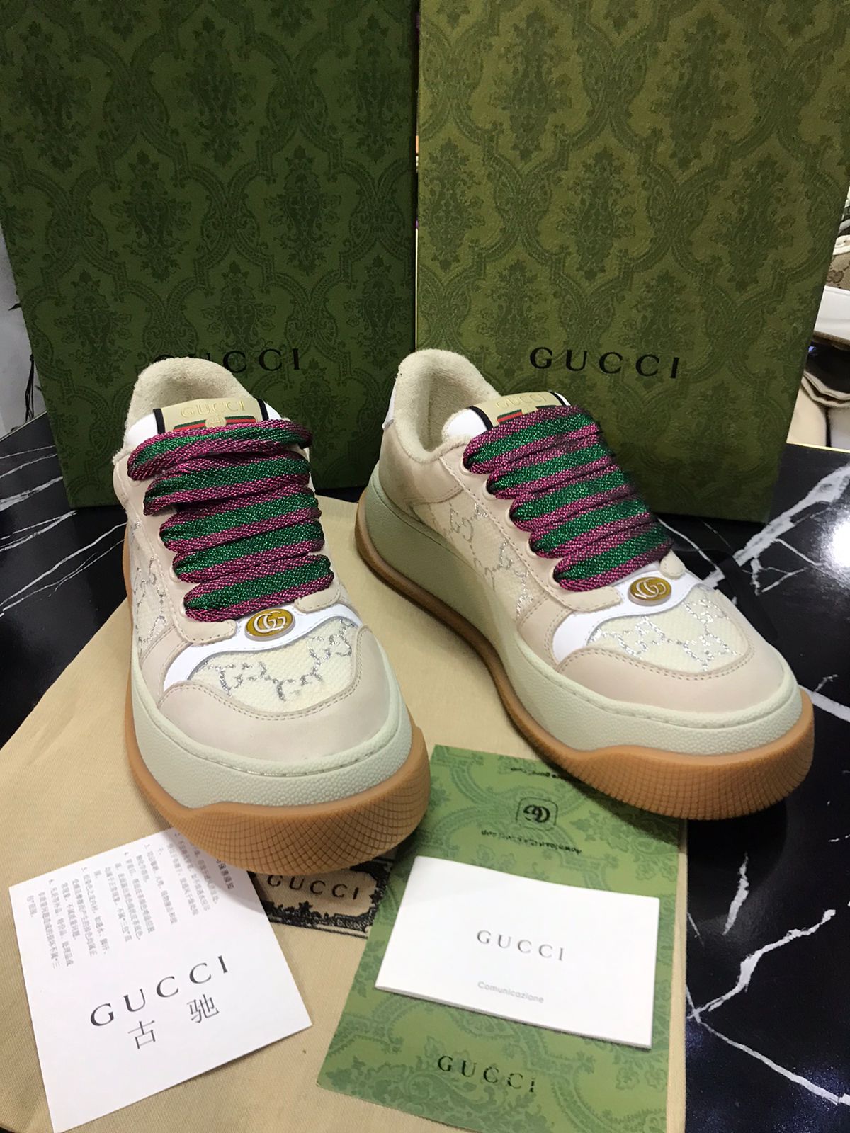 Gucci tenis café estilo casual