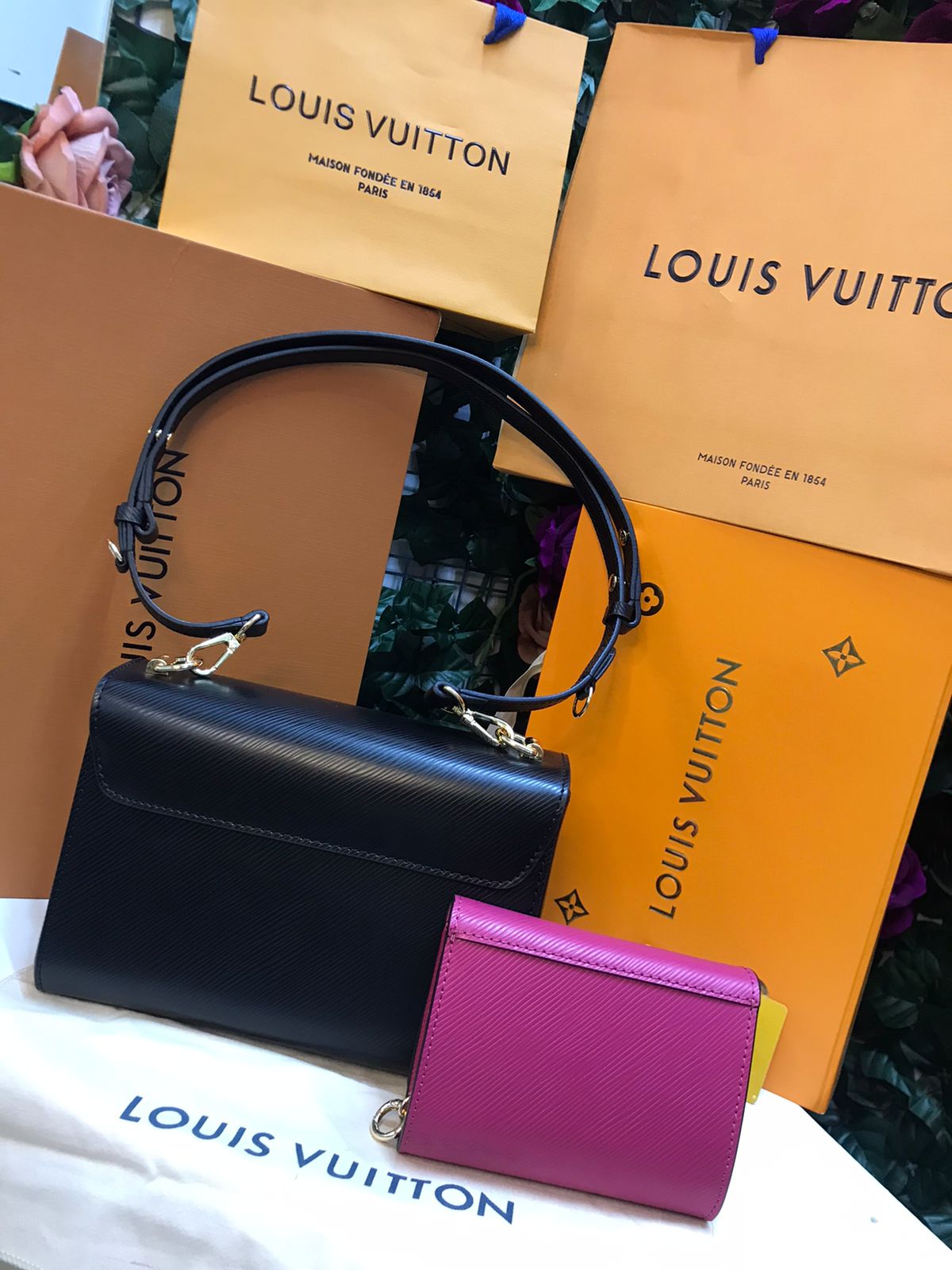 Louis Vuitton Negra con Monedero Rosa Piel