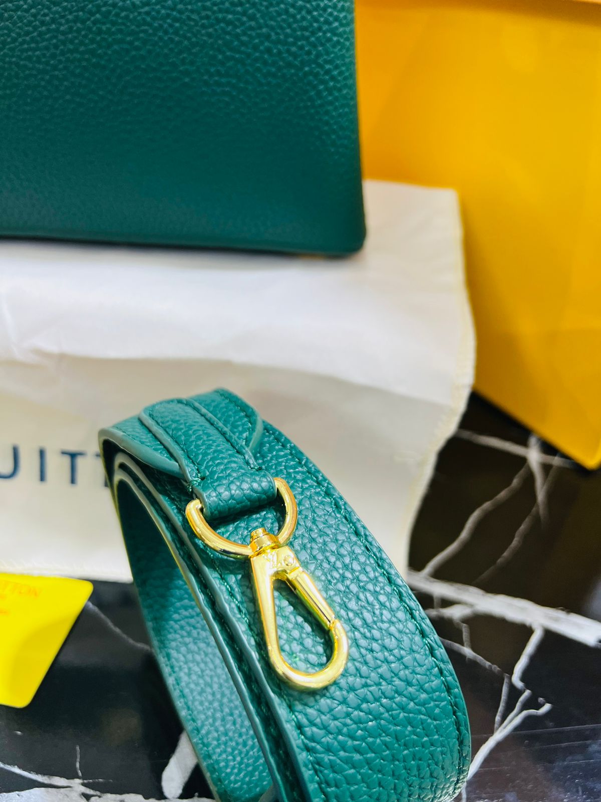 Louis Vuitton Capucine Verde Piel