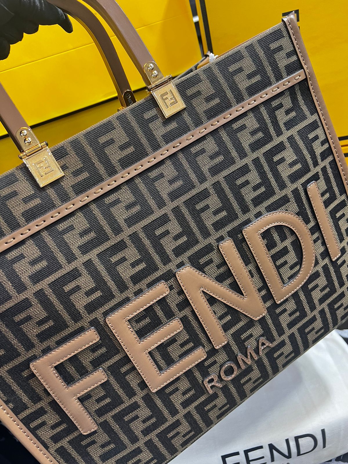 Fendi Roma Café Tela con Piel