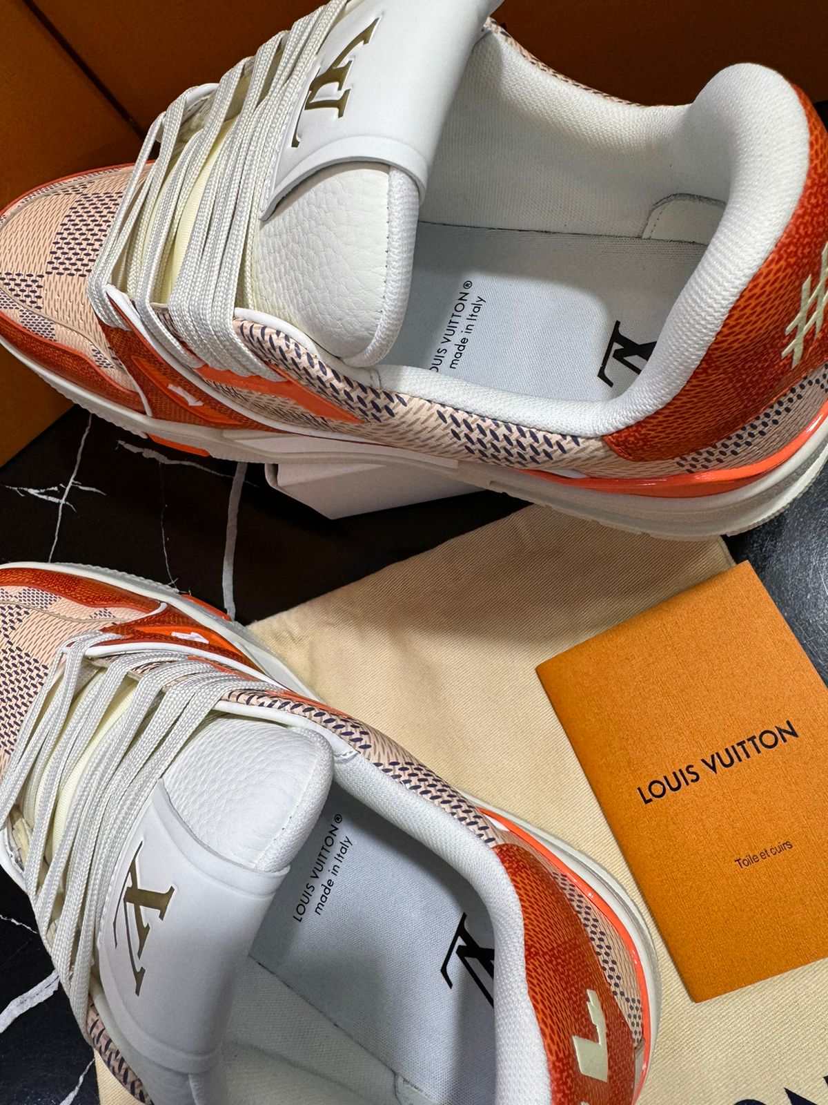 Louis Vuitton tenis blanco con naranja Caballero