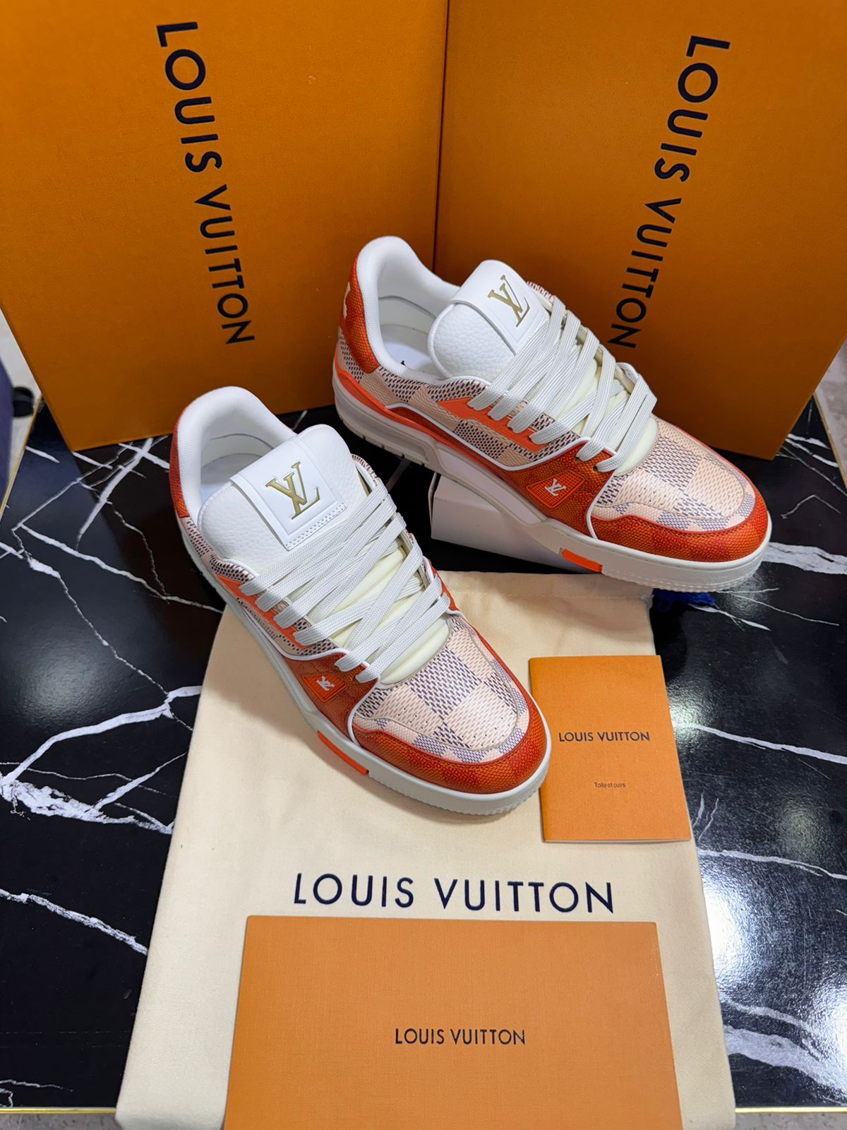 Louis Vuitton tenis blanco con naranja Caballero