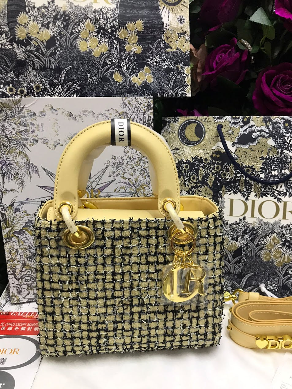 Christian Dior Amarilla Tela