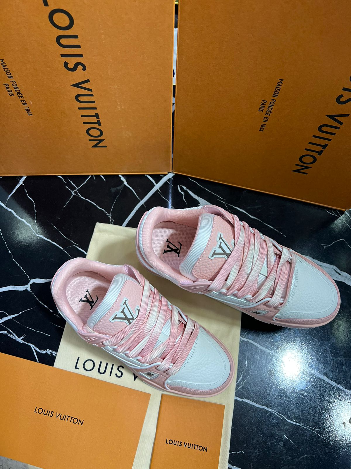 Louis Vuitton Tenis blancos con rosa