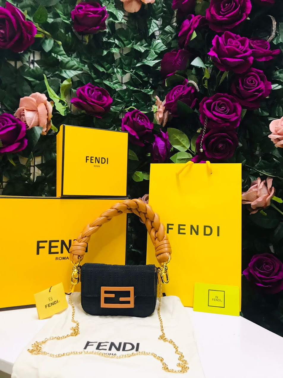 Fendi Negro Mostaza Piel Pequeña.