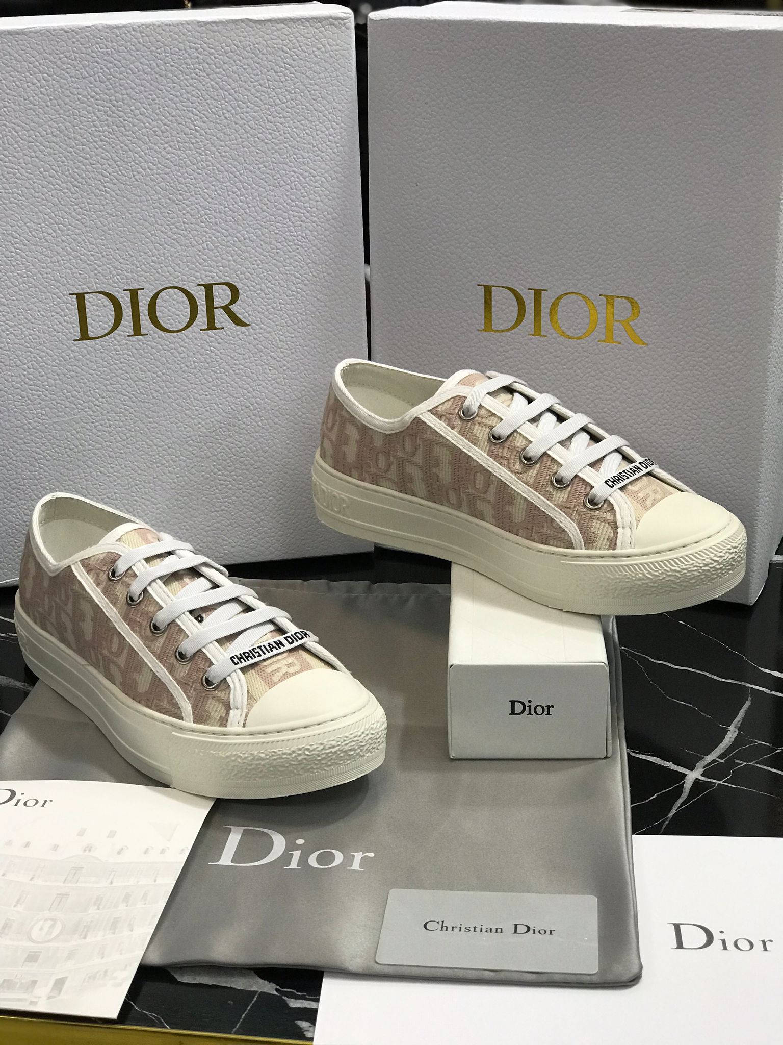 Dior tenis blancos con crema