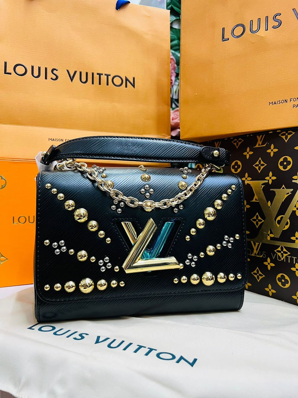 Louis Vuitton Negra con Cuentas Doradas Piel