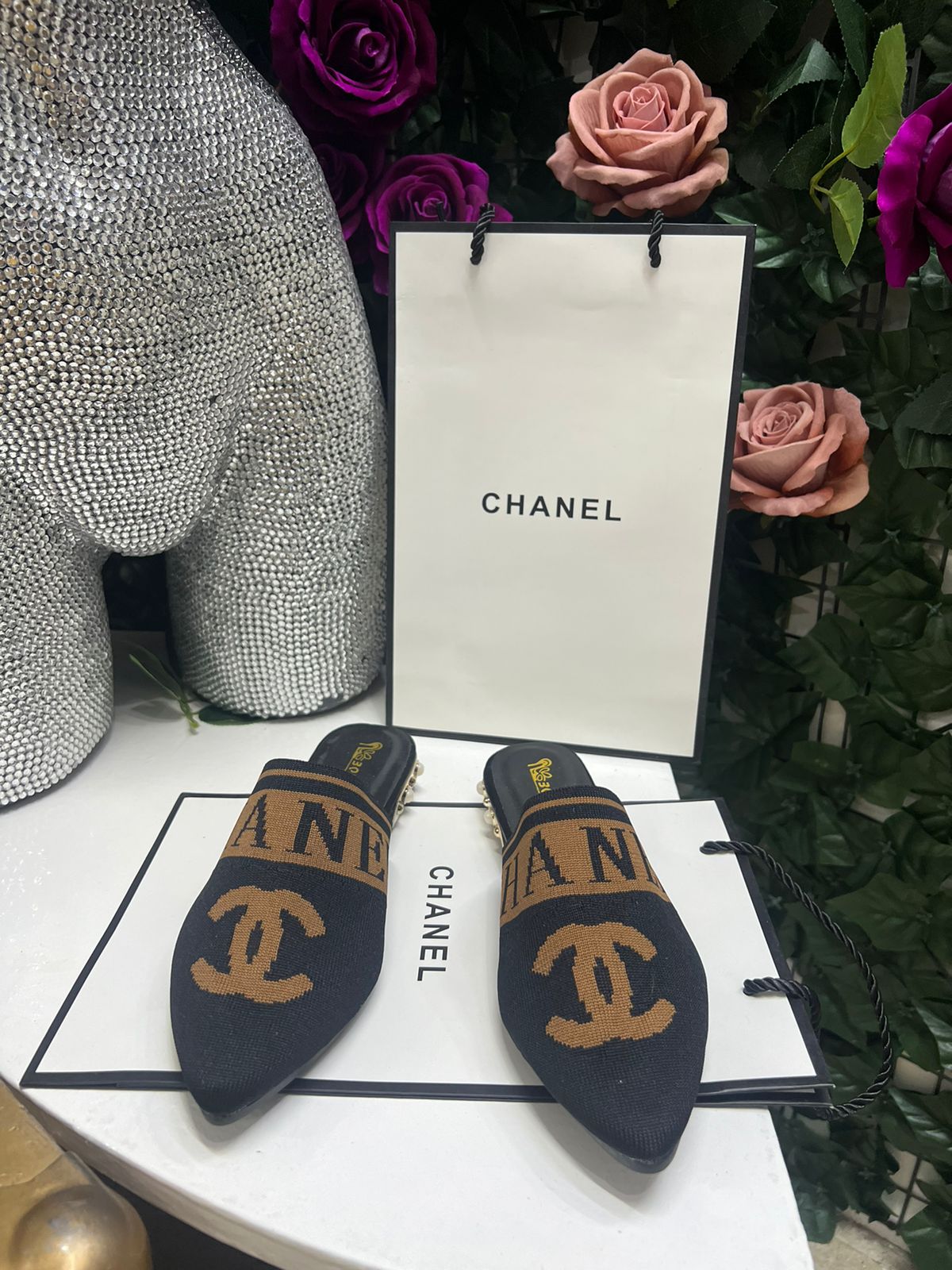 Chanel Zapatillas Bajas color negro con café