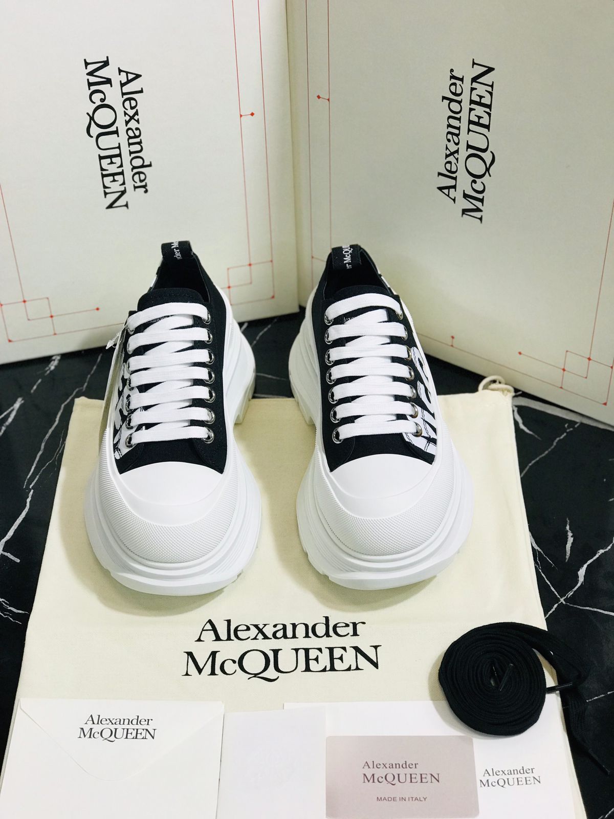 Alexander Macqueen tenis blacos con negro