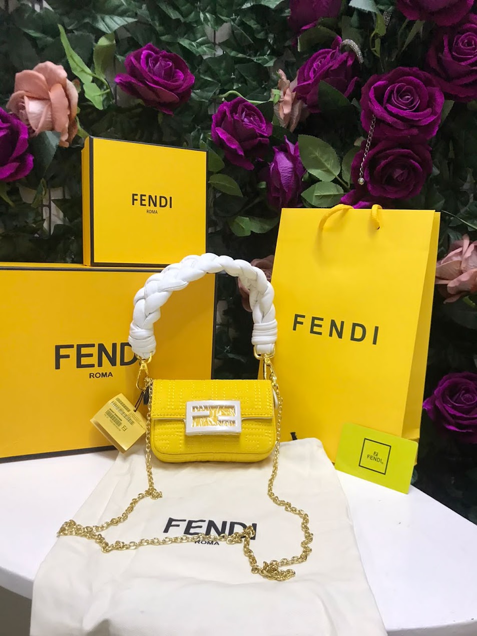 Fendi Amarilla Cuero Pequeña