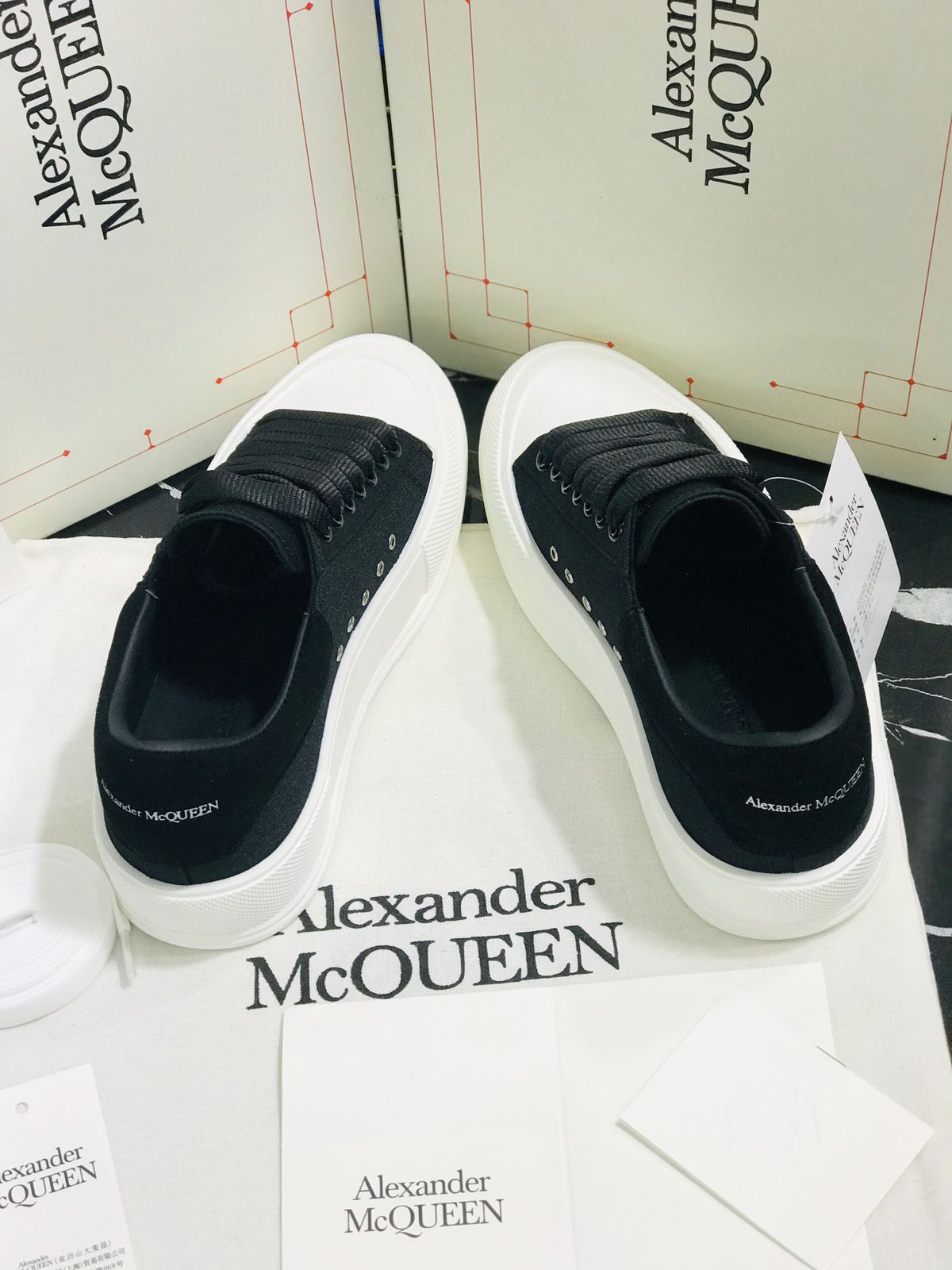 Tenis Alexander Mc Queen blancos con negro