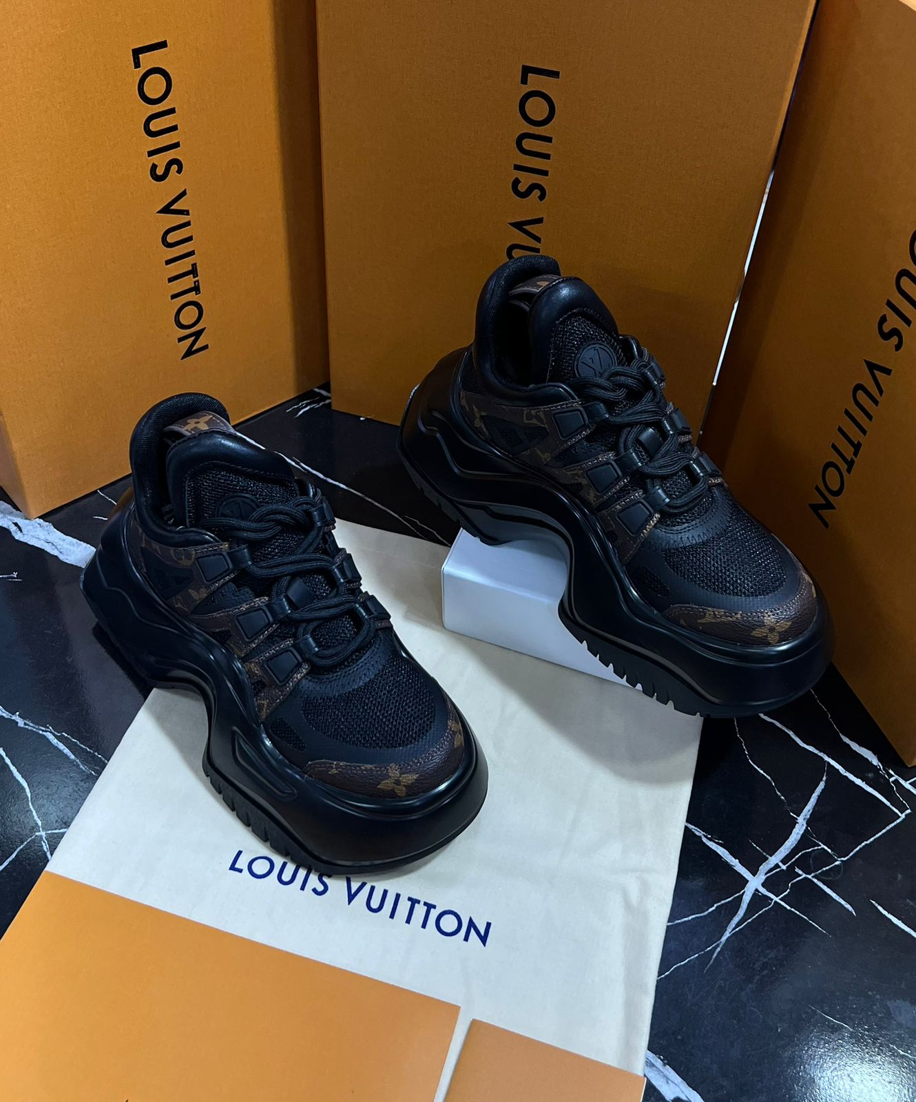 Louis Vuitton Tenis Negros