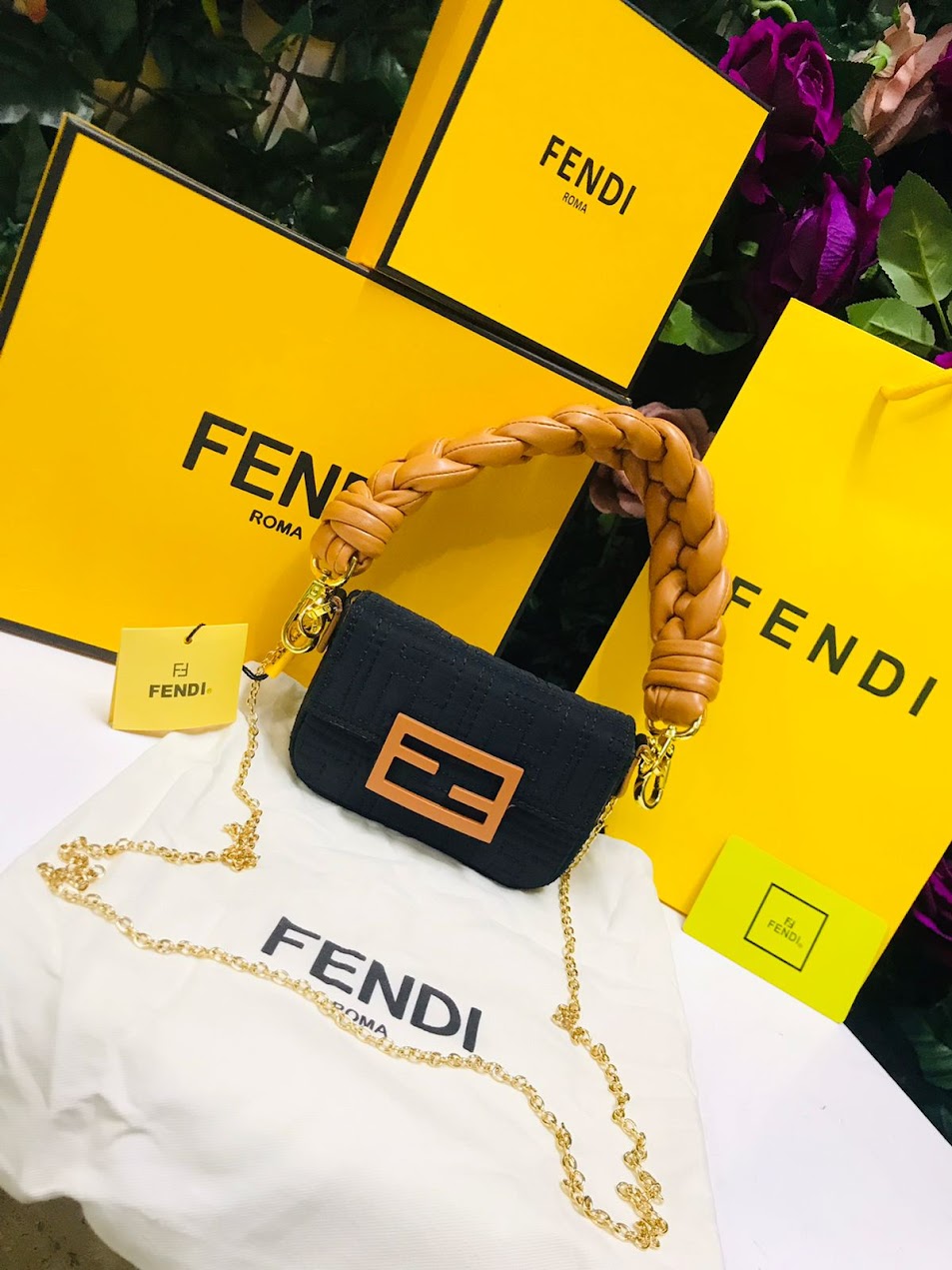 Fendi Negro Mostaza Piel Pequeña.