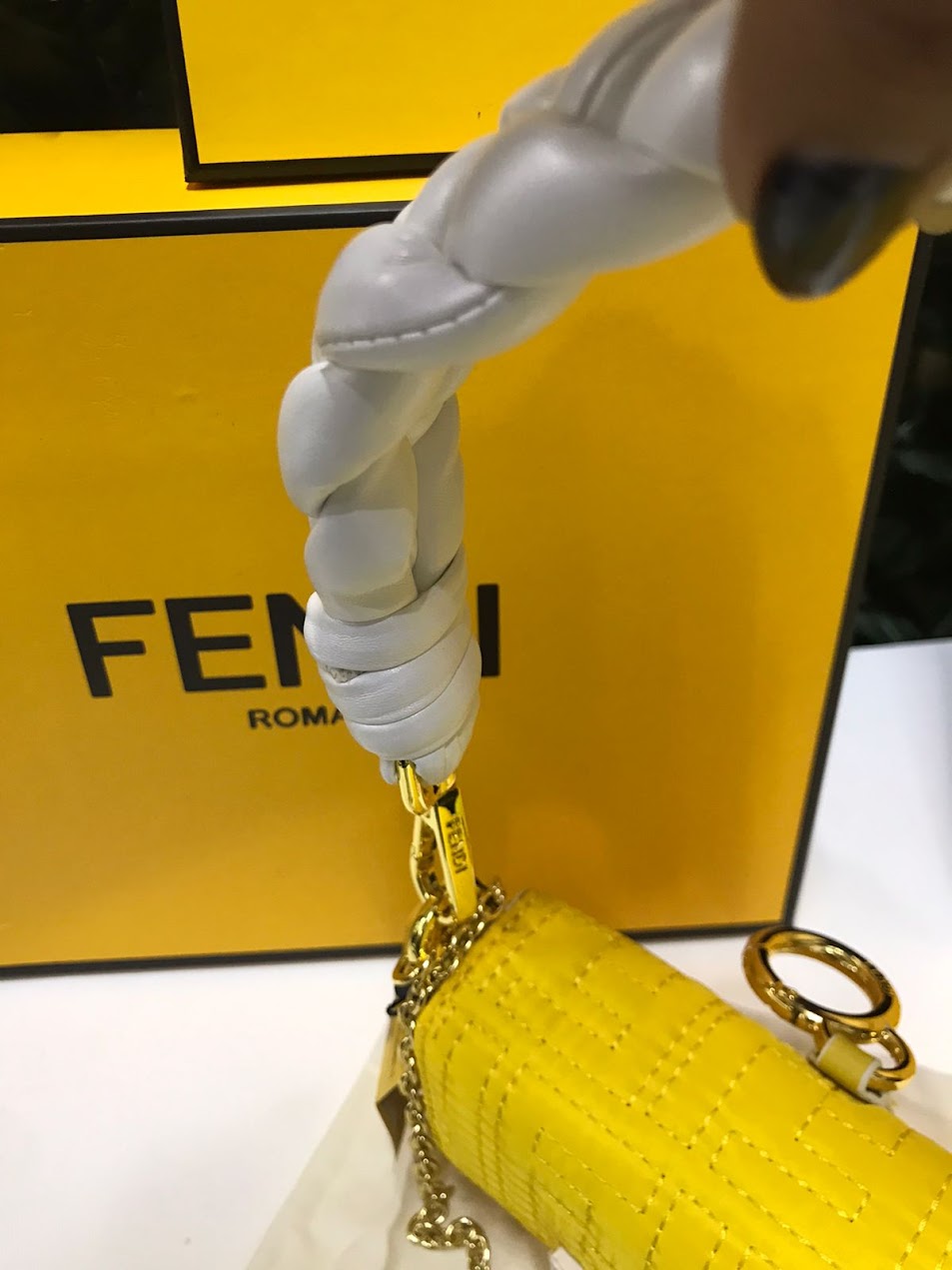 Fendi Amarilla Cuero Pequeña