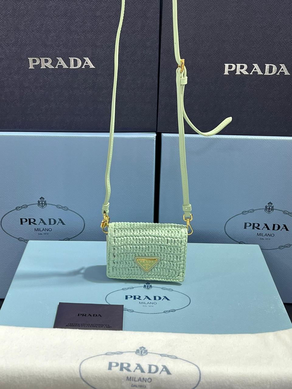 Prada tarjetero de rafia