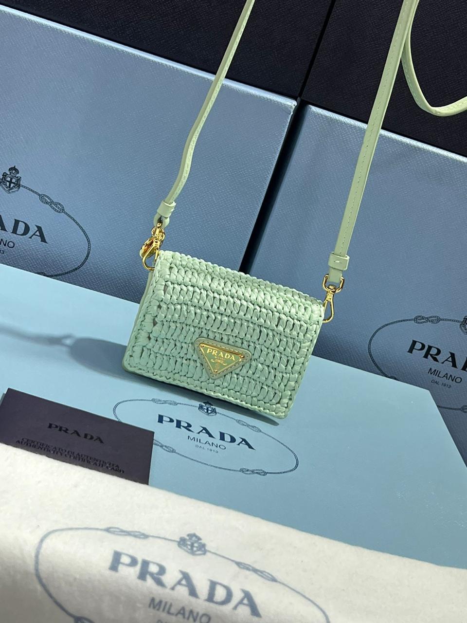 Prada tarjetero de rafia