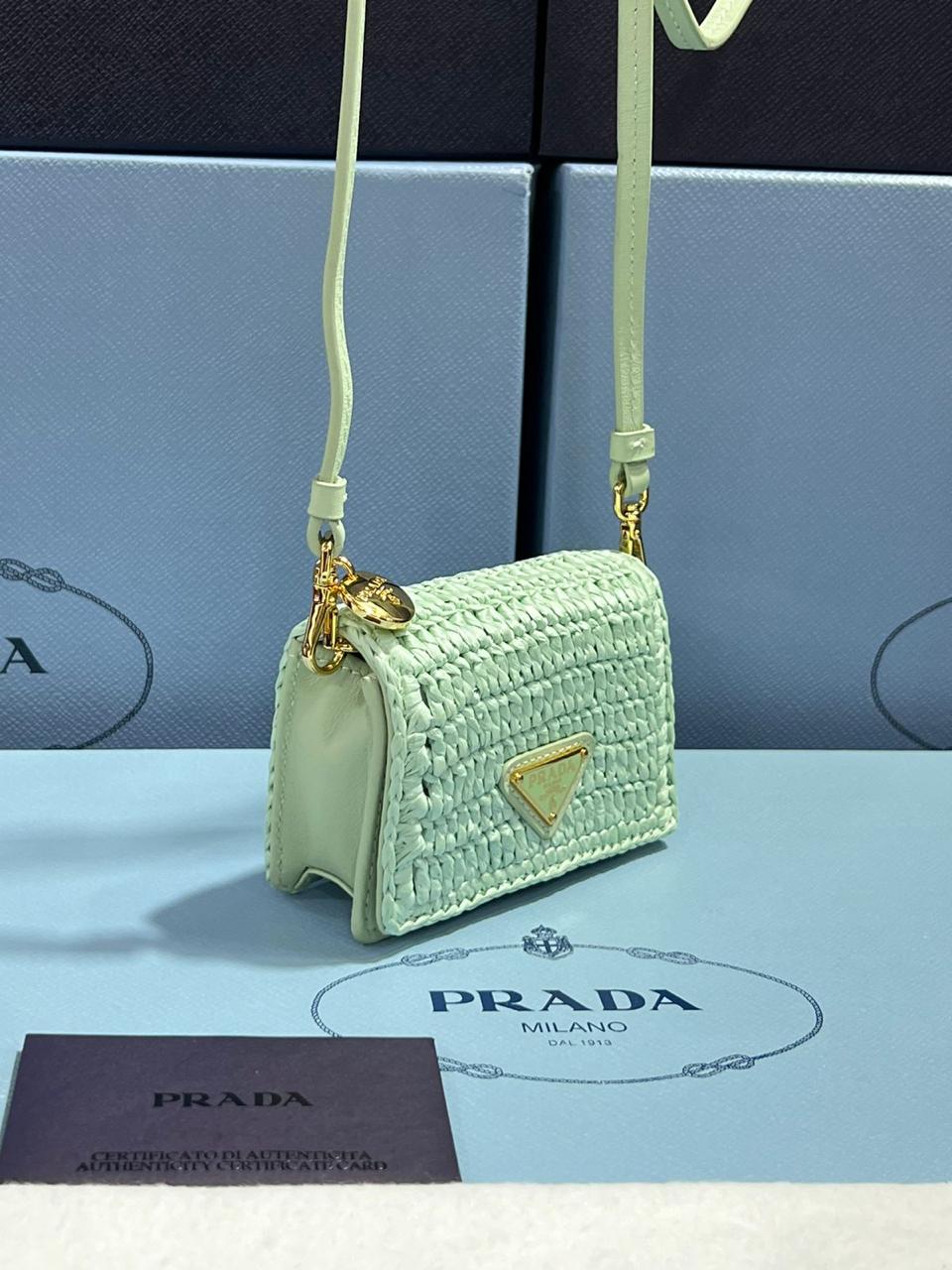 Prada tarjetero de rafia