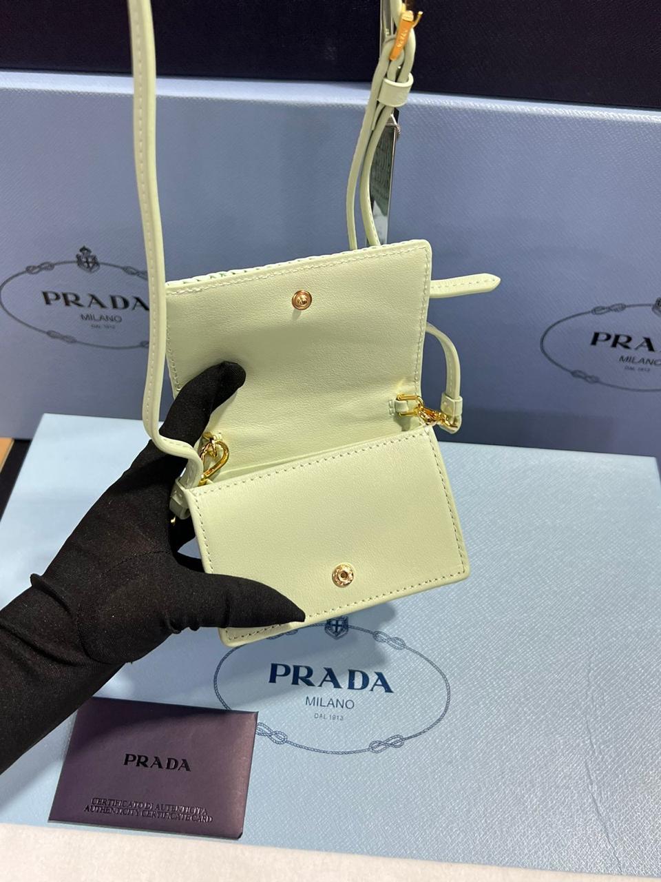 Prada tarjetero de rafia