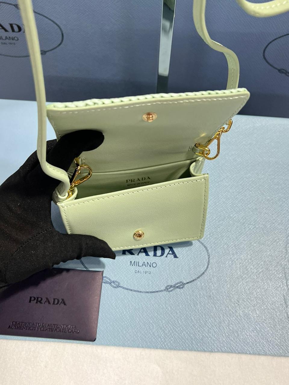 Prada tarjetero de rafia