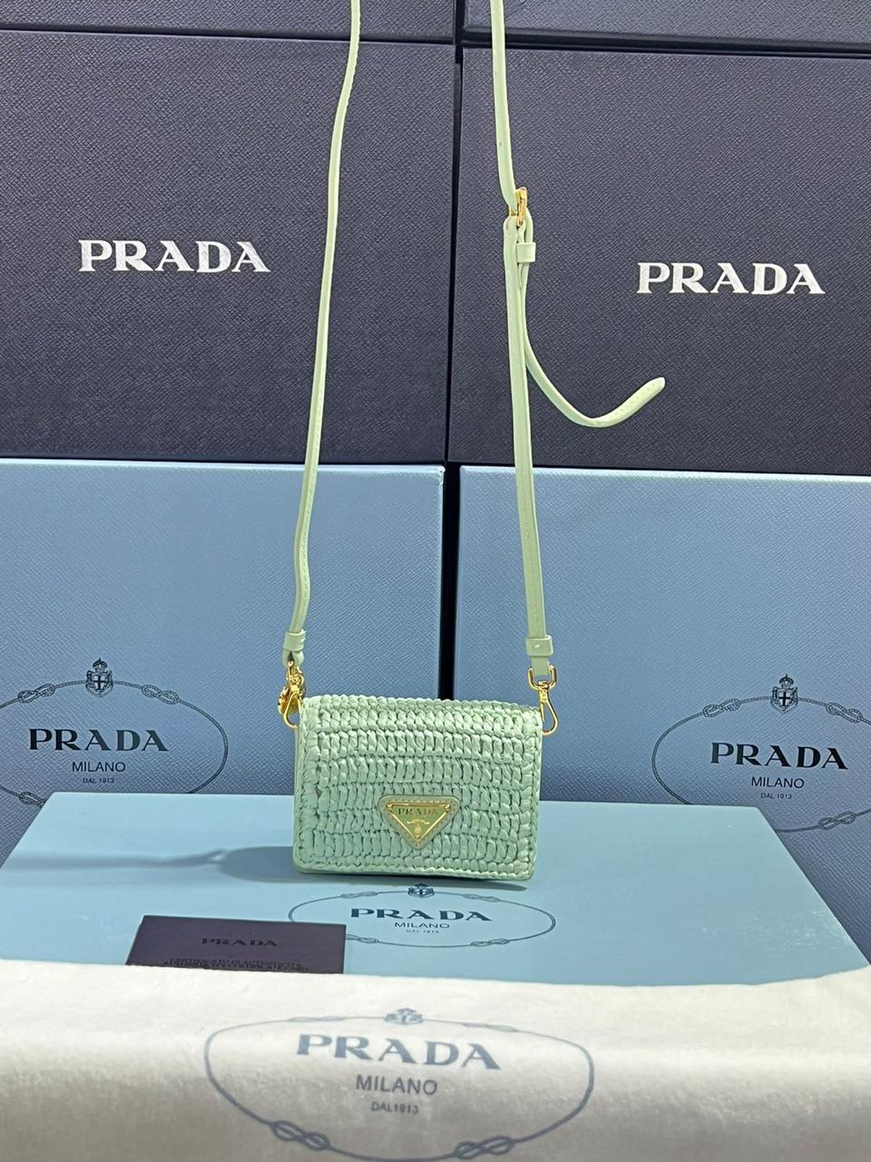 Prada tarjetero de rafia