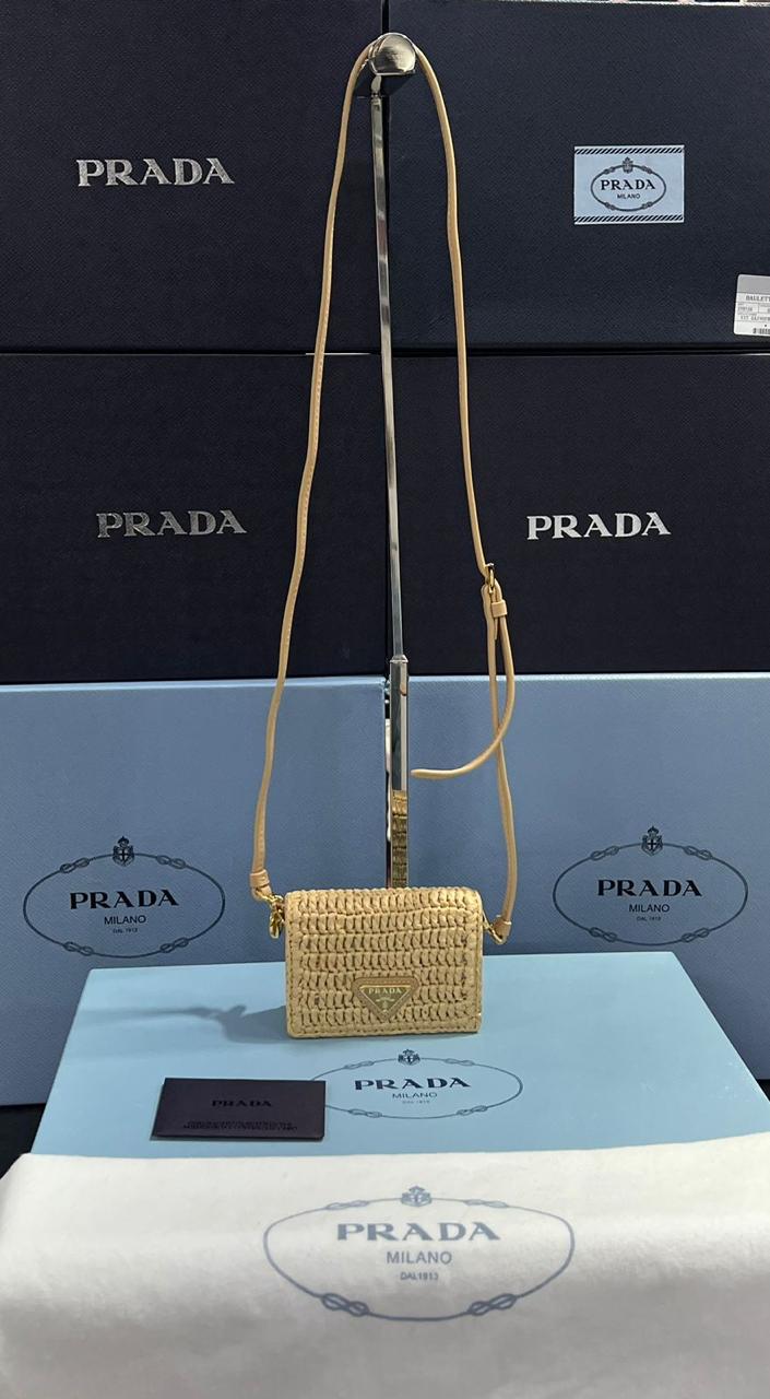 Prada tarjetero de rafia